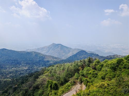 Free Breathtaking panoramic view of Sirumalai hills showcasing lush greenery and clear skies. Stock Photo