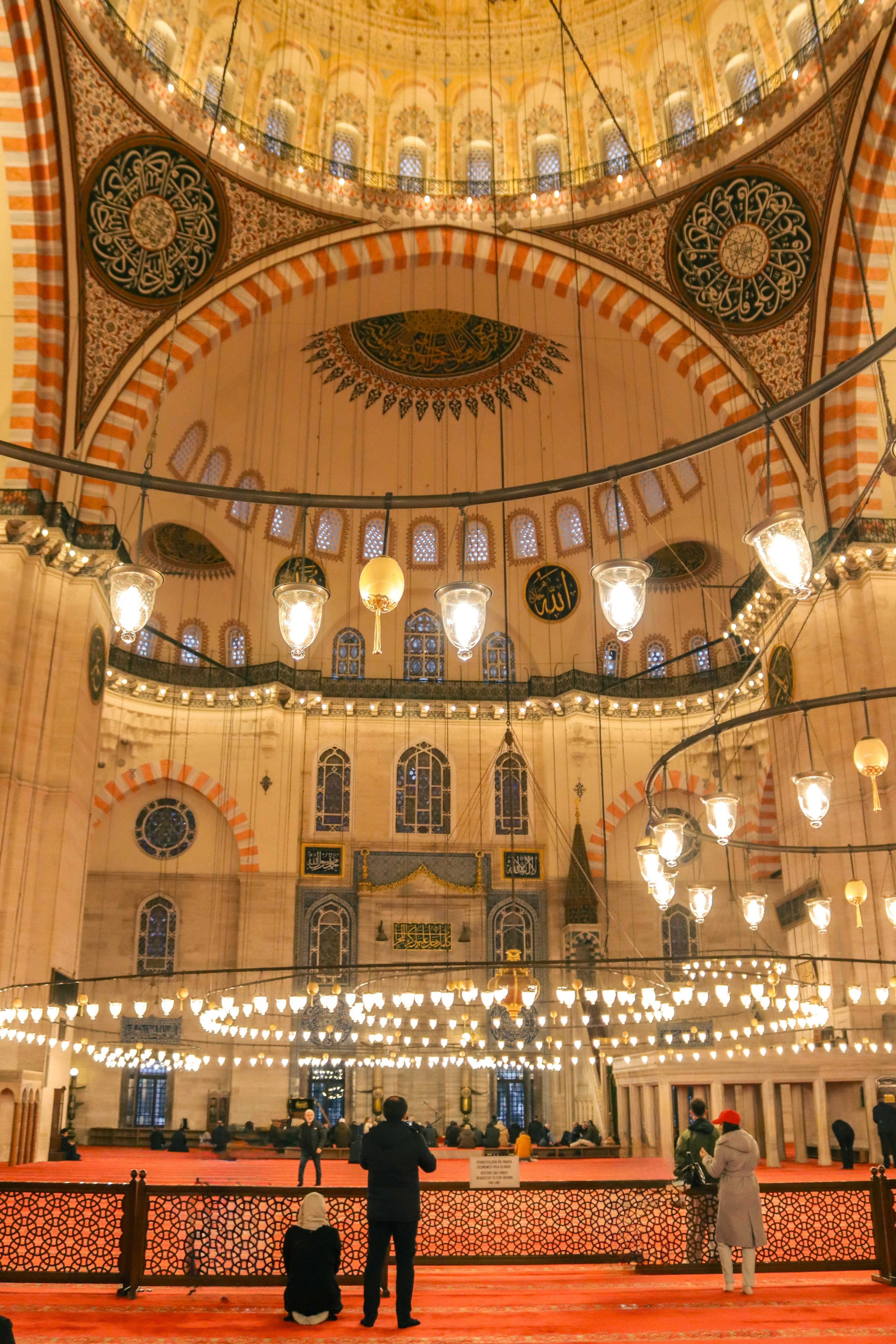 무료 이스탄불에 있는 아름다운 조명으로 환하게 밝혀진 술레이마니예 모스크 내부 모습. 스톡 사진