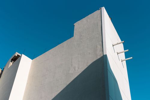Free Minimalist architectural structure against a vibrant blue sky in Istanbul, Türkiye. Stock Photo