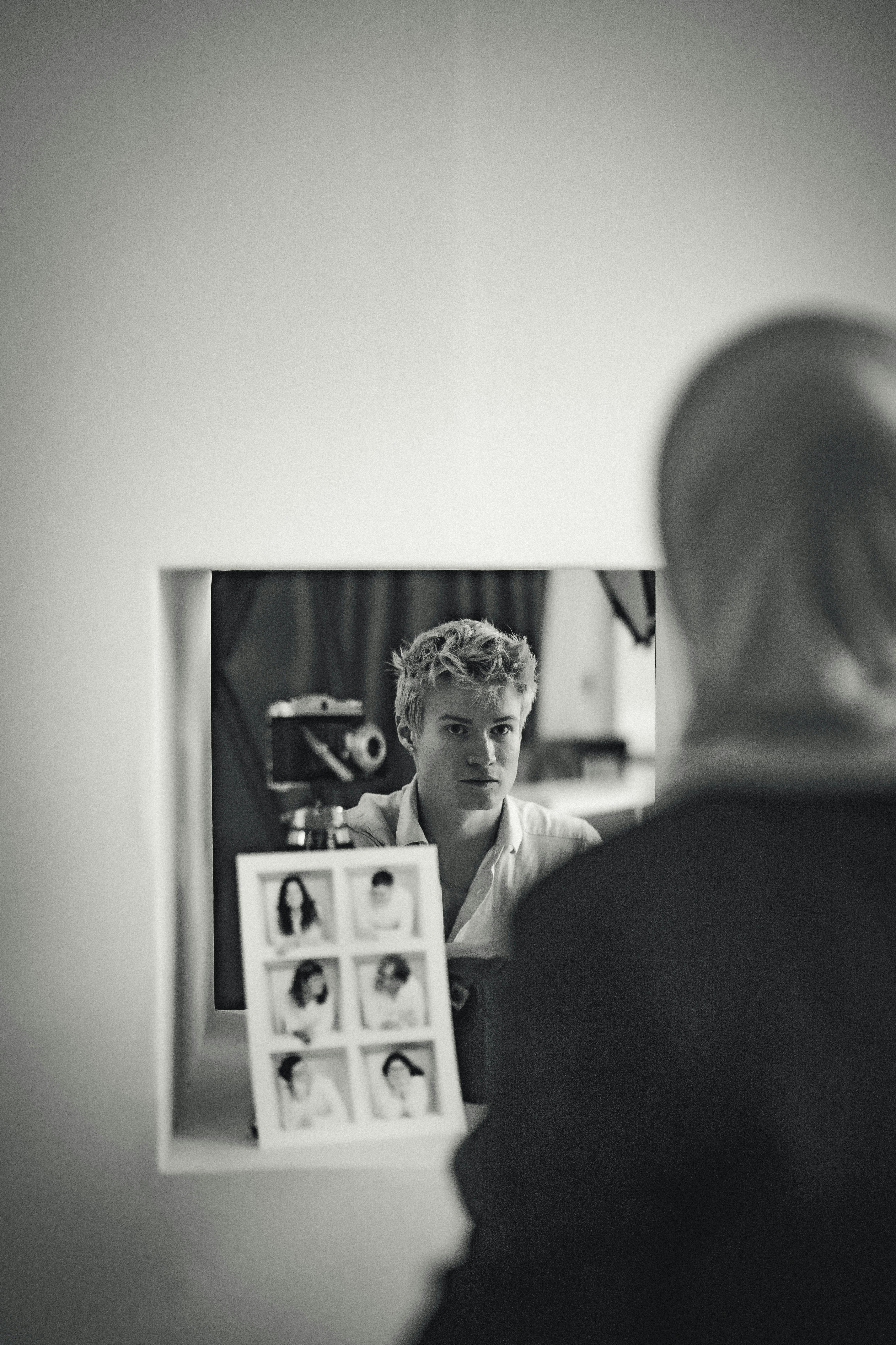 Безкоштовне Мить відображення, зафіксована у дзеркалі з використанням художніх чорно-білих тонів. стокове фото