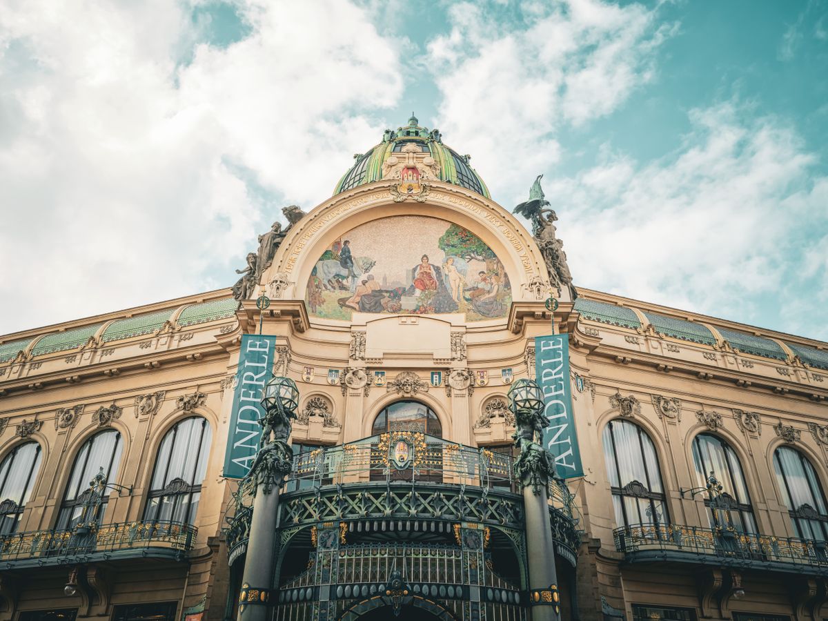 Mozaicul și marchiza de fier forjat de la intrarea Casei Municipale din Praga