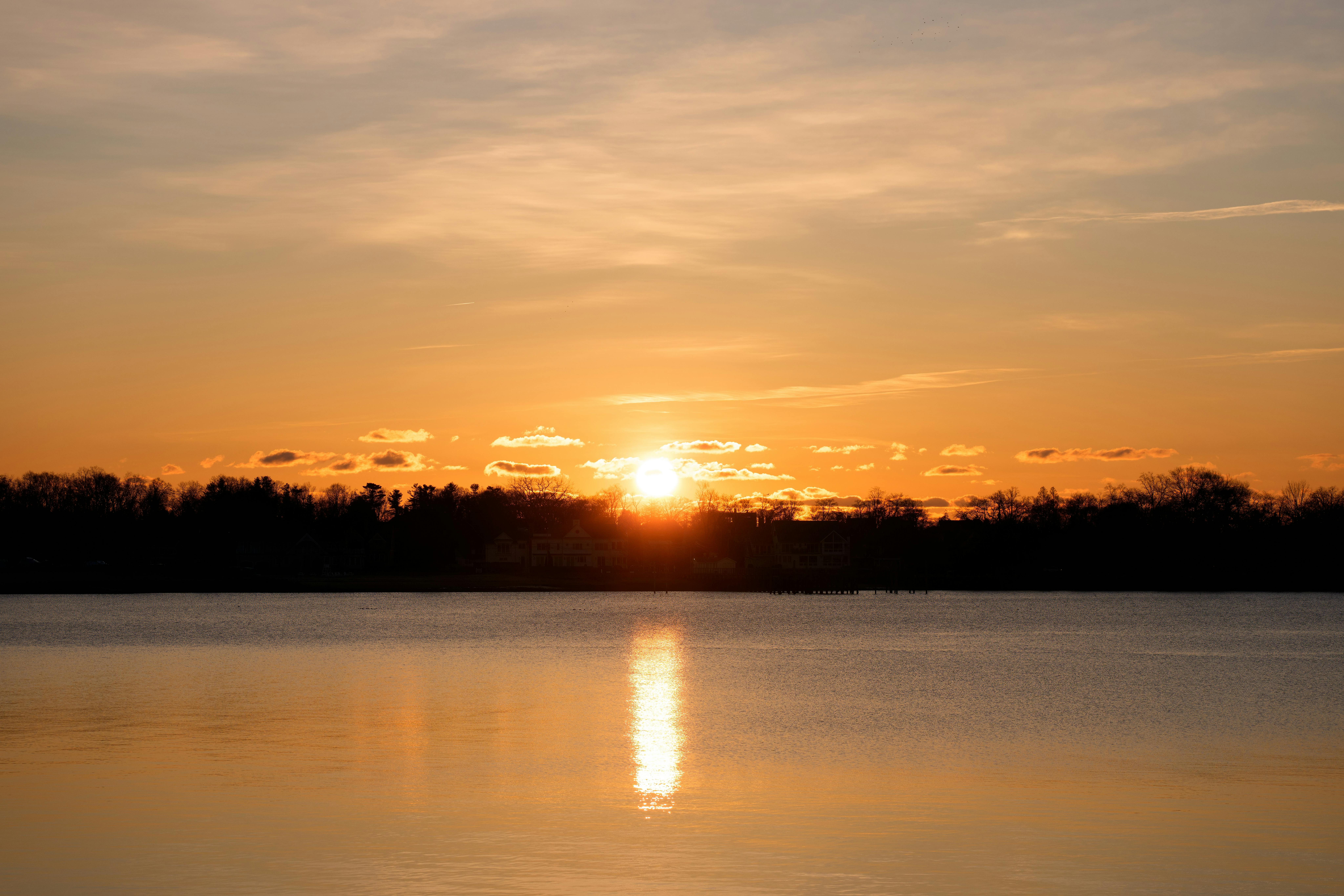 Zadarmo Pokojný východ slnka nad parkom Cove Island v Stamforde v štáte Connecticut, zachytávajúci pokojný ranný odraz. Fotka z fotobanky