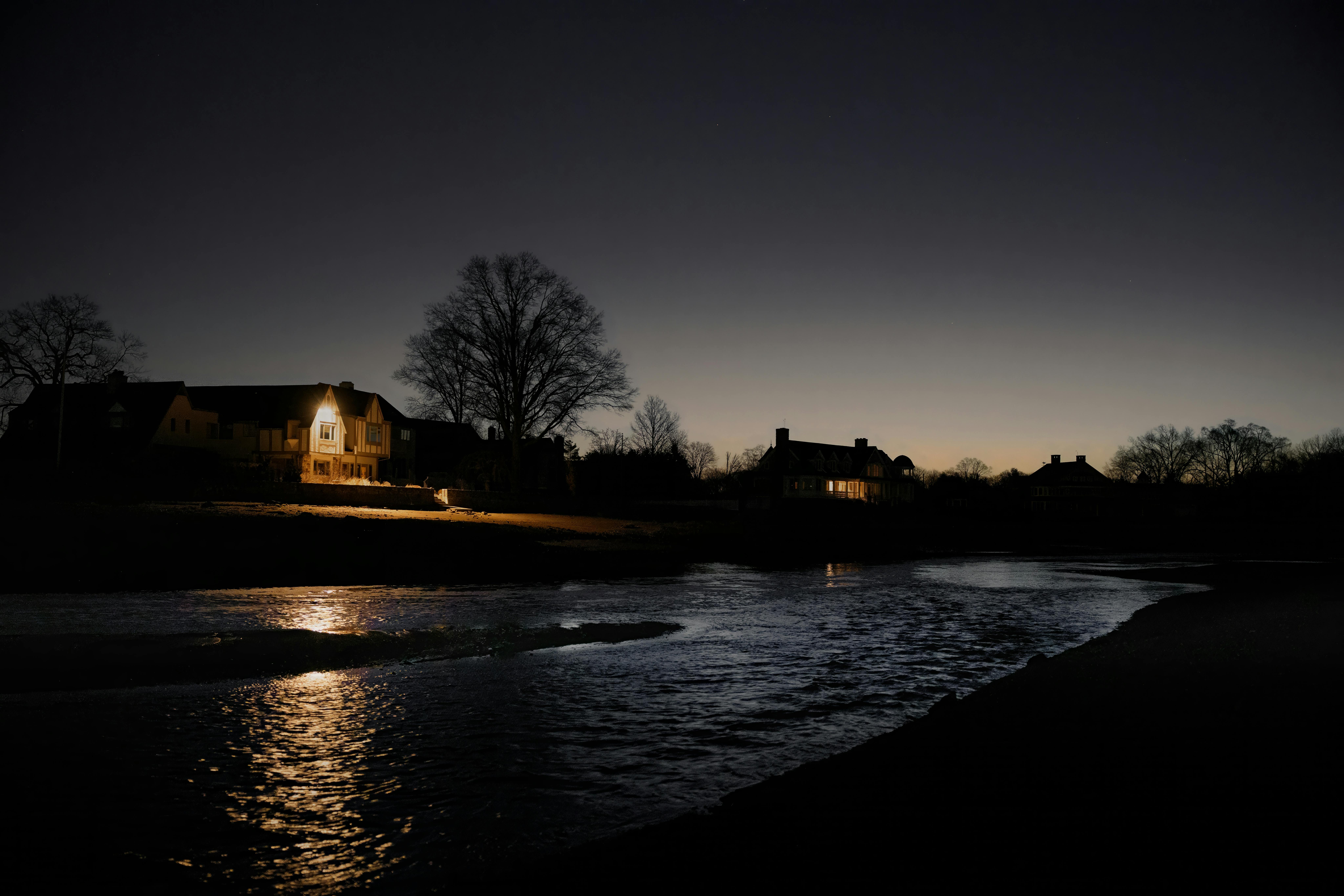 免費 康乃狄克州斯坦福德科夫島公園，黃昏時分，水邊房屋倒映在水中，景色寧靜祥和。 圖庫相片