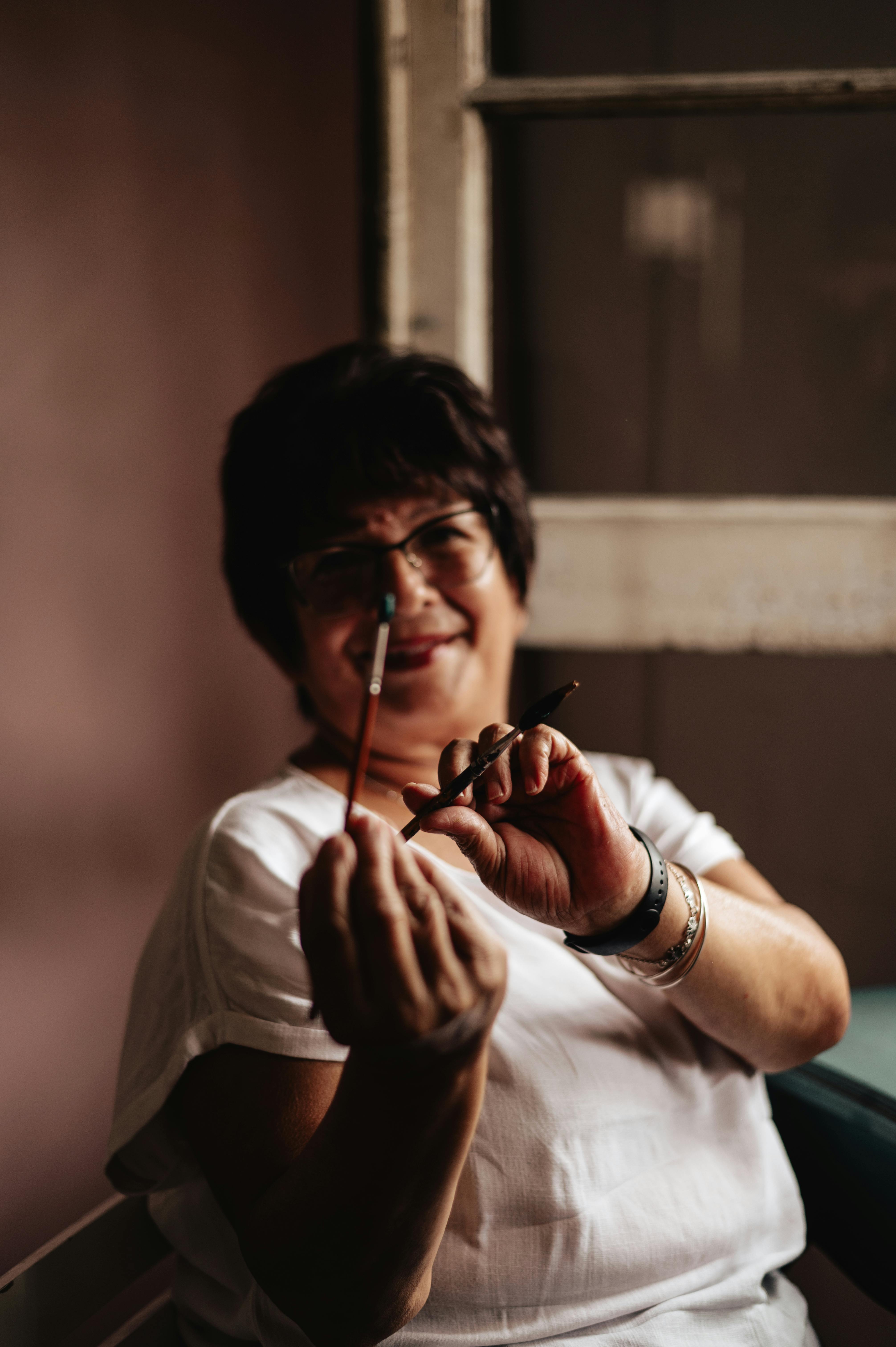 免費 一位老婦人在布宜諾斯艾利斯一間舒適的工作室裡快樂地作畫。 圖庫相片