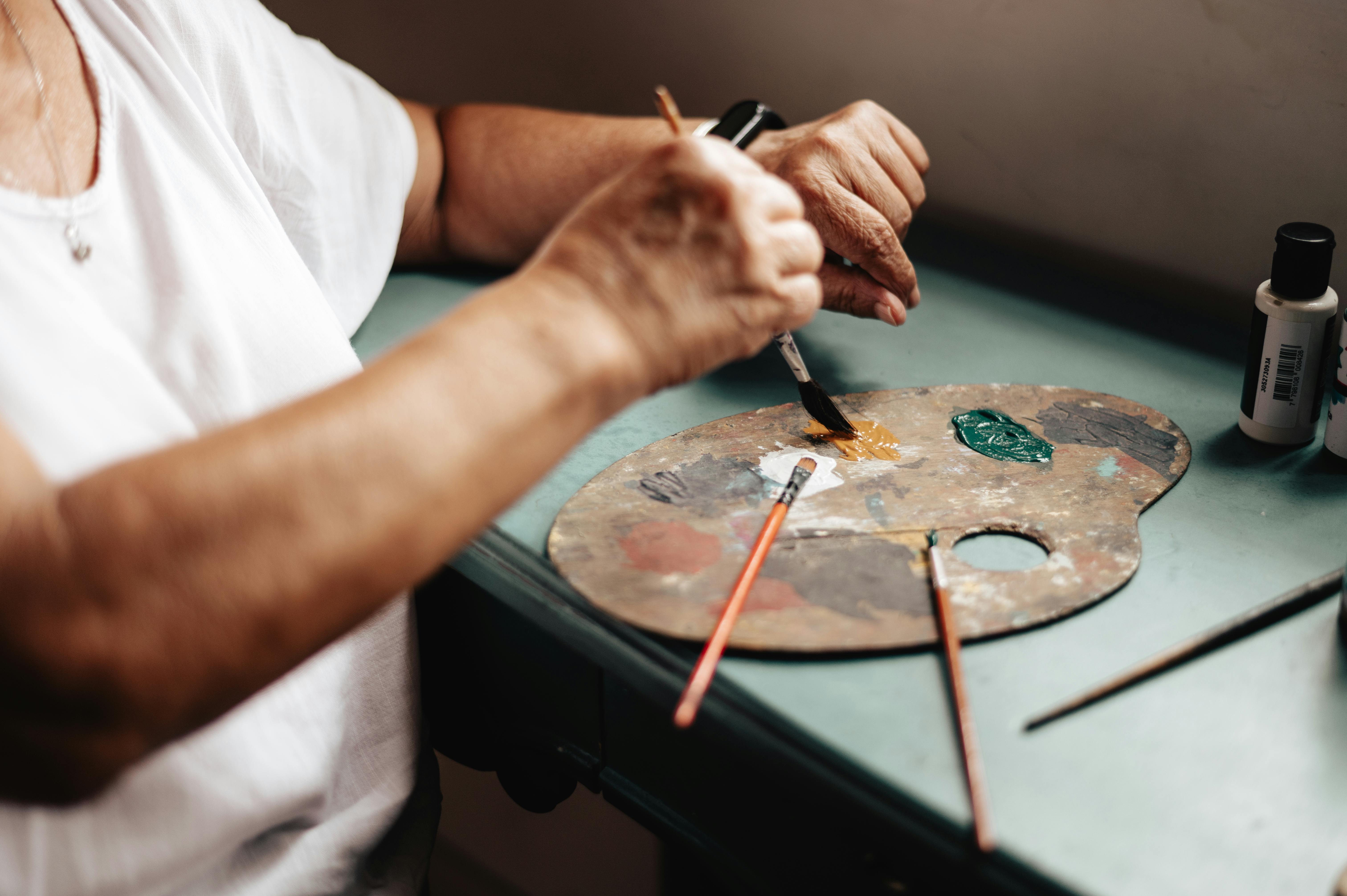 Un artiste confirmé en train de peindre dans un atelier à Buenos Aires.
