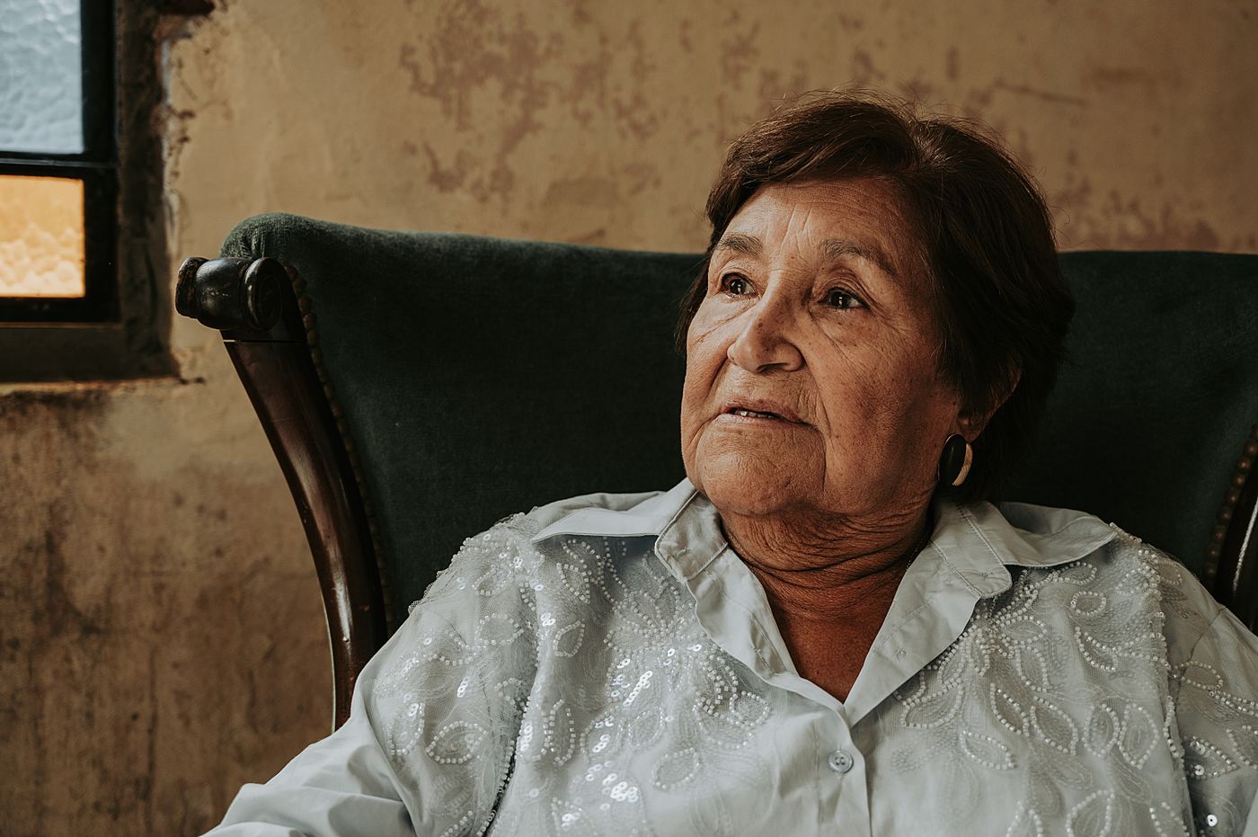Adulta mayor latinoamericana representando la solución UNI2 Adulto Mayor