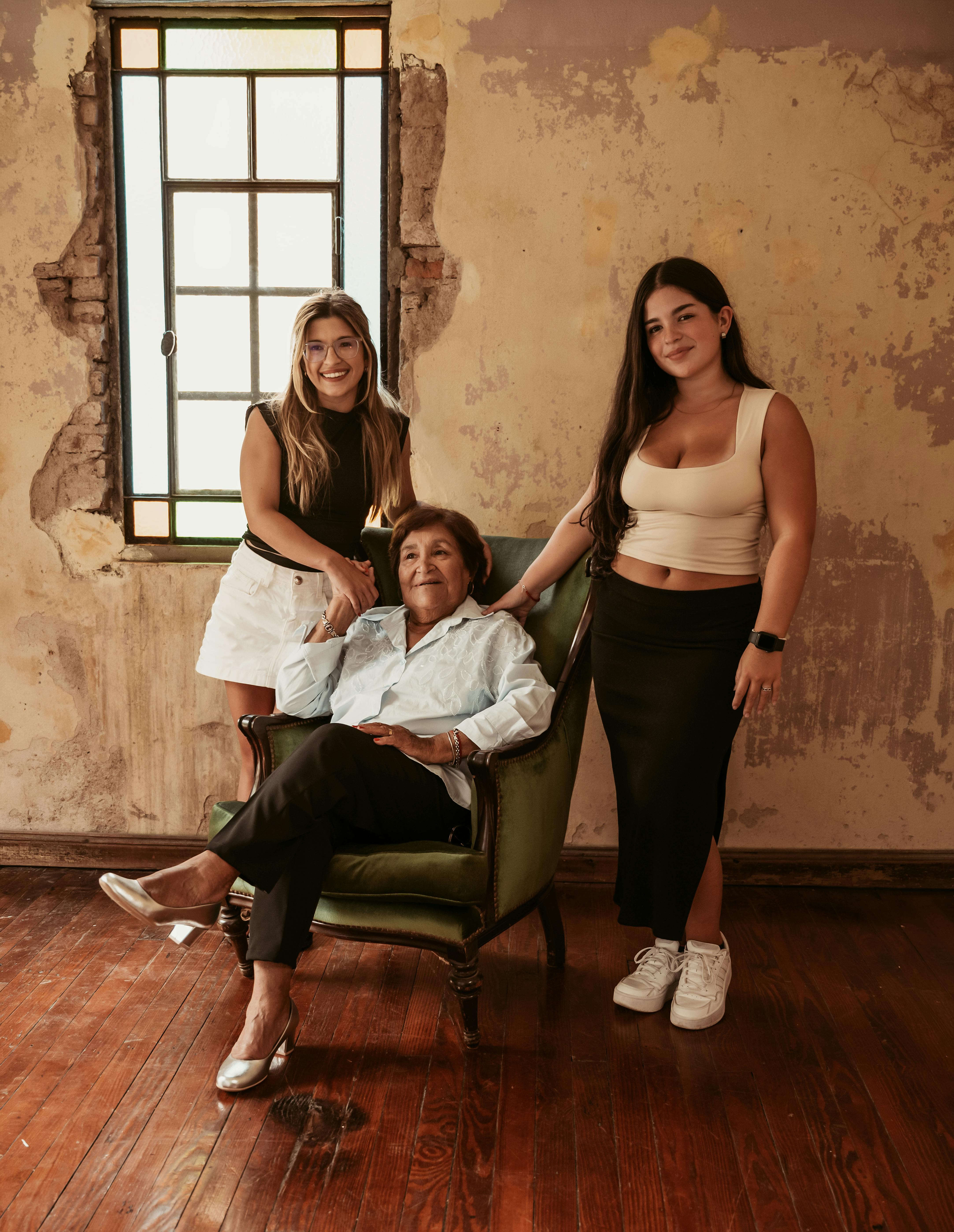 Безкоштовне Сімейний портрет трьох жінок у вінтажній кімнаті з сільським шармом. стокове фото