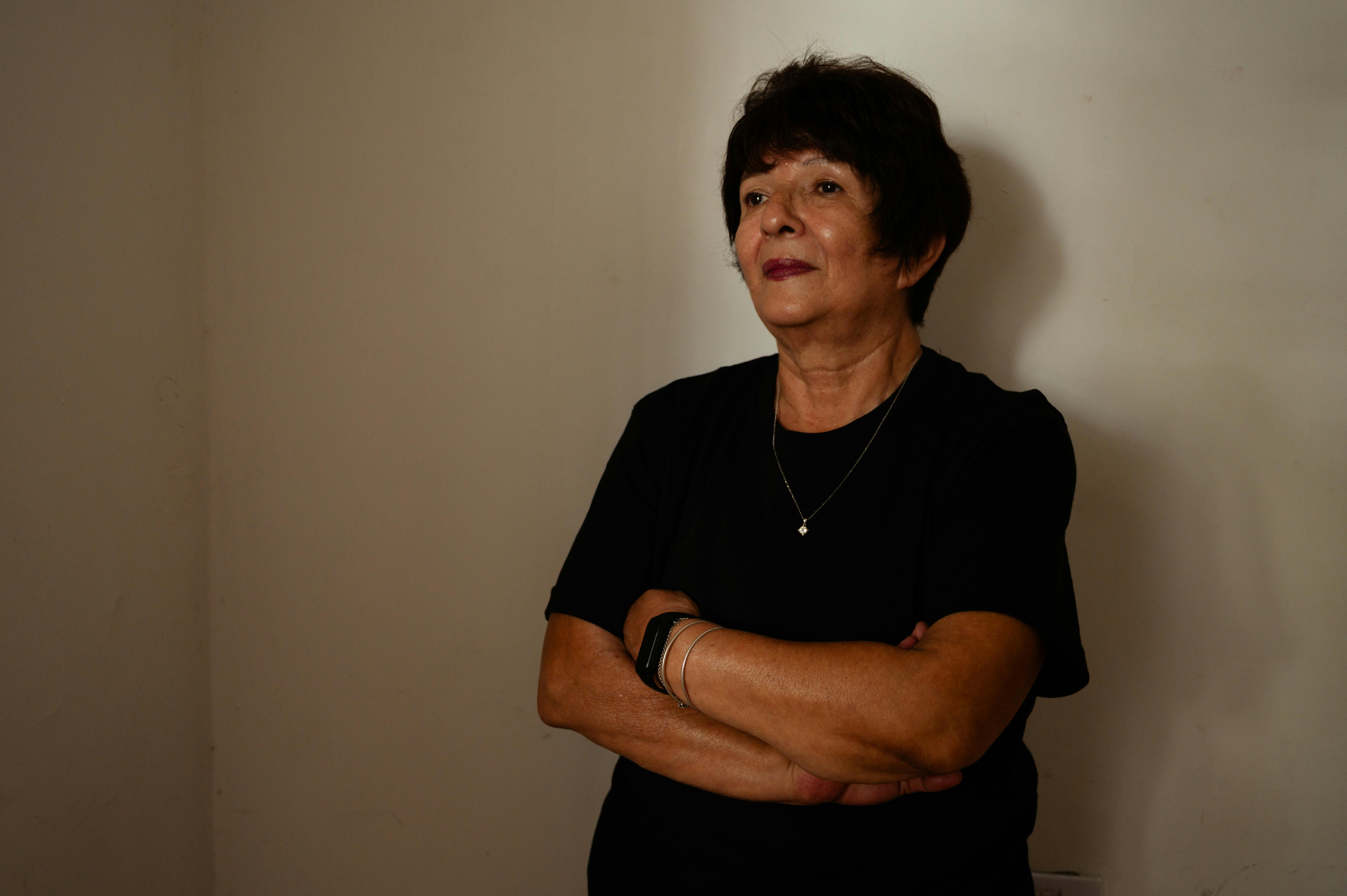 免費 室內一位老年女性沉思的肖像，展現出深沉的神情。 圖庫相片