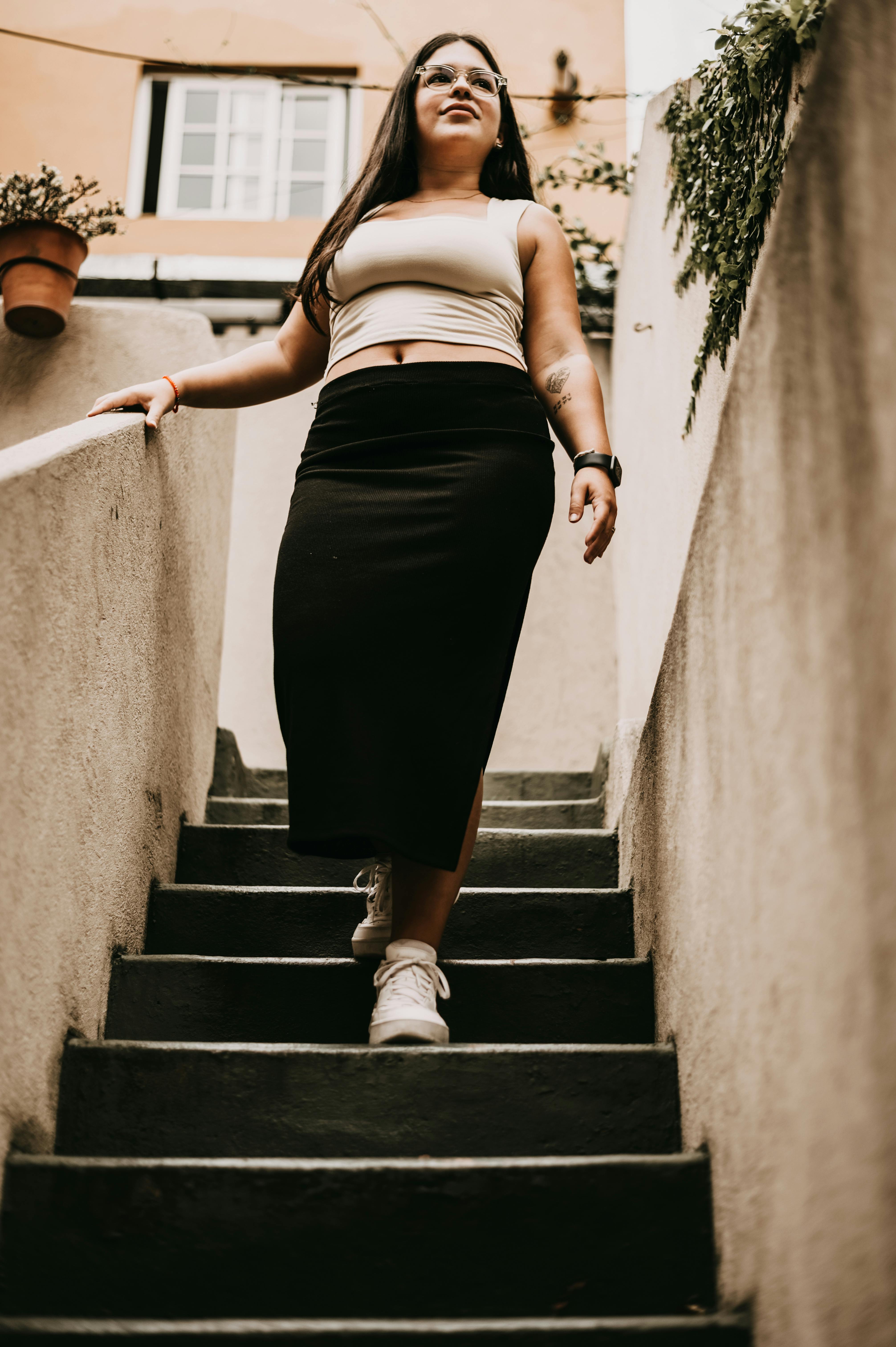 Безкоштовне Стильна жінка впевнено йде вниз вуличними сходами. Міське середовище Буенос-Айреса. стокове фото