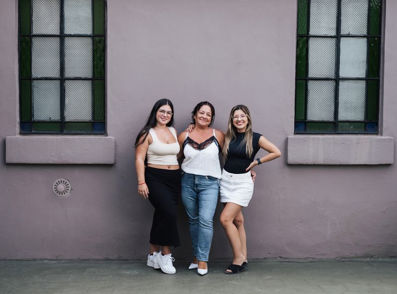 Três mulheres sorrindo juntas
