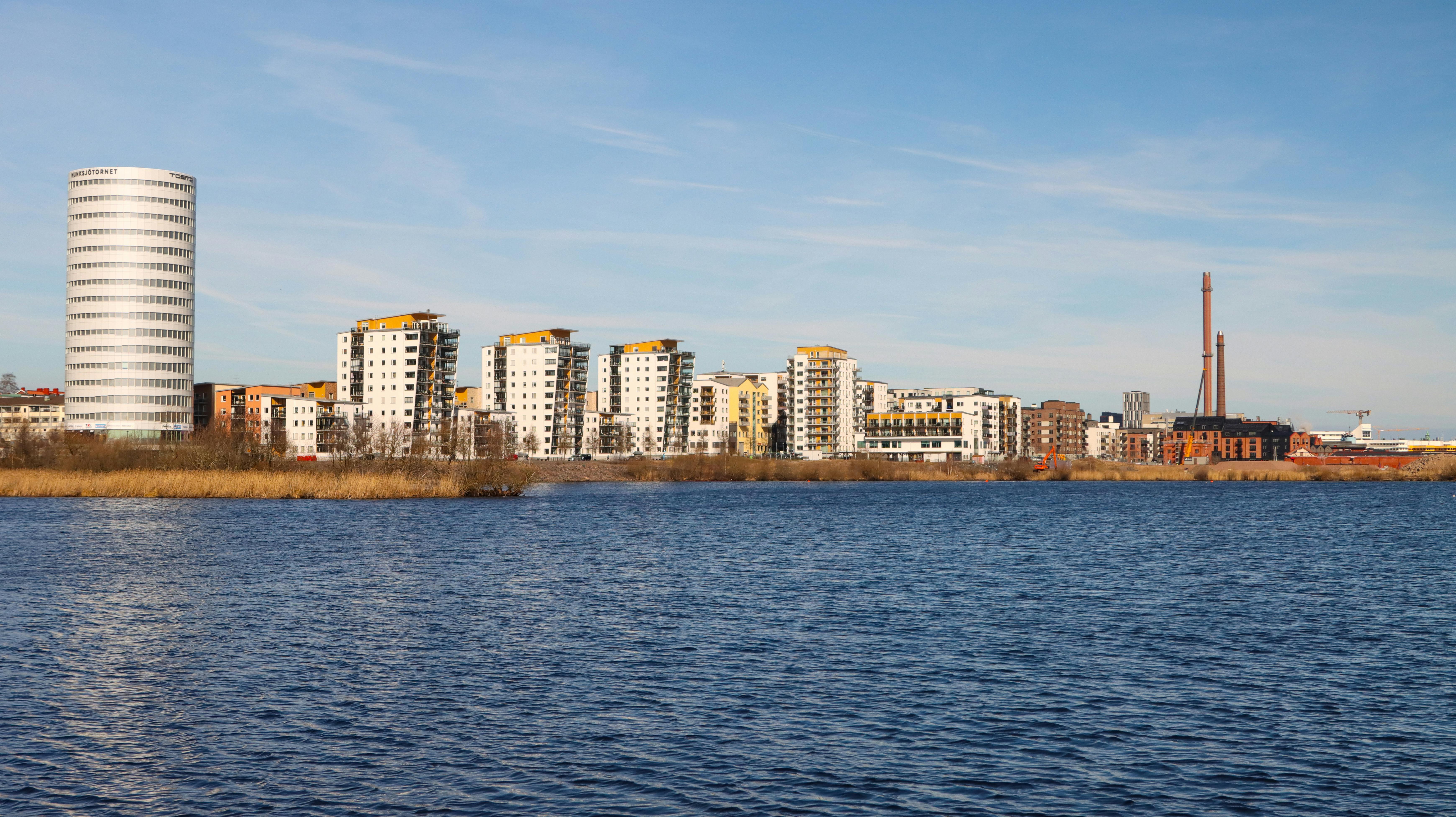 免費 在陽光明媚的日子裡，瑞典延雪平海濱的現代建築群盡收眼底。 圖庫相片