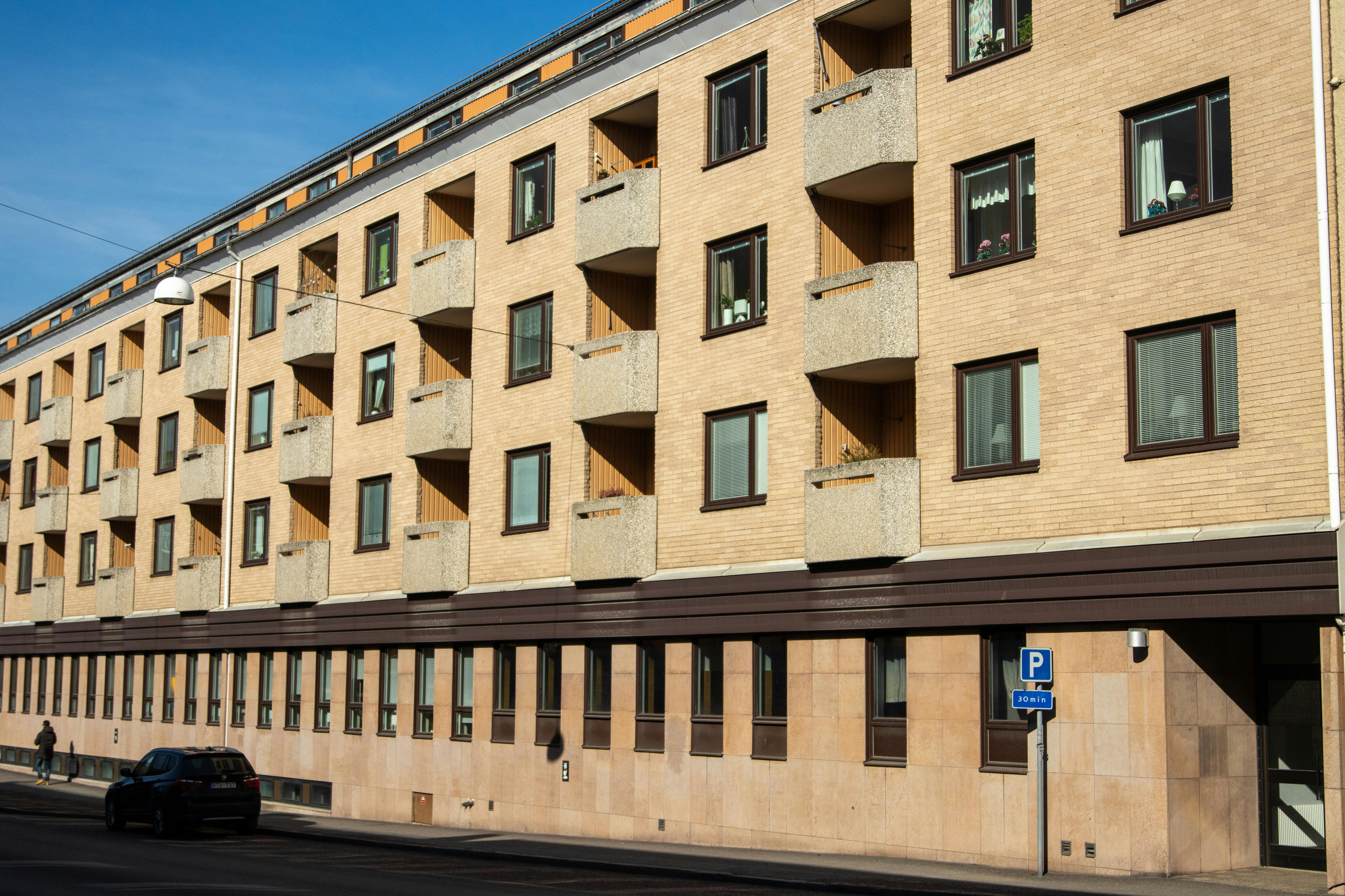 Zadarmo Slnečný pohľad na moderný bytový dom v Jönköpingu vo Švédsku, ktorý predstavuje mestskú architektúru. Fotka z fotobanky