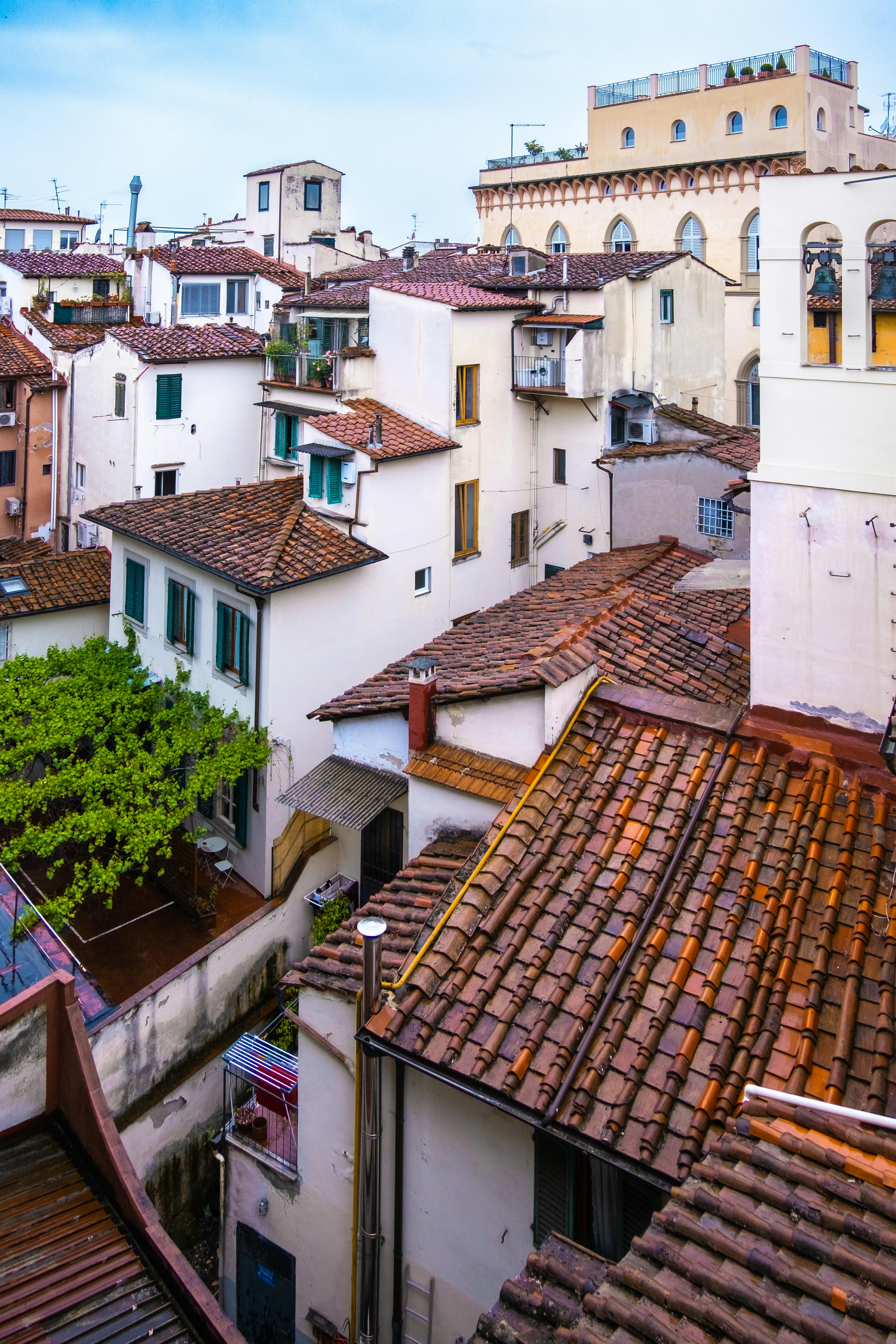 무료 역사적인 도시 경관 속 전통적인 유럽식 지붕들을 항공에서 촬영하여 건축적 매력을 강조했습니다. 스톡 사진