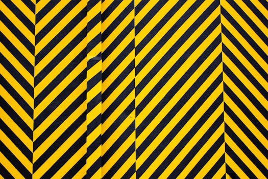 动态的黄黑图案背景，搭配大胆的对角线条纹，适合创意设计