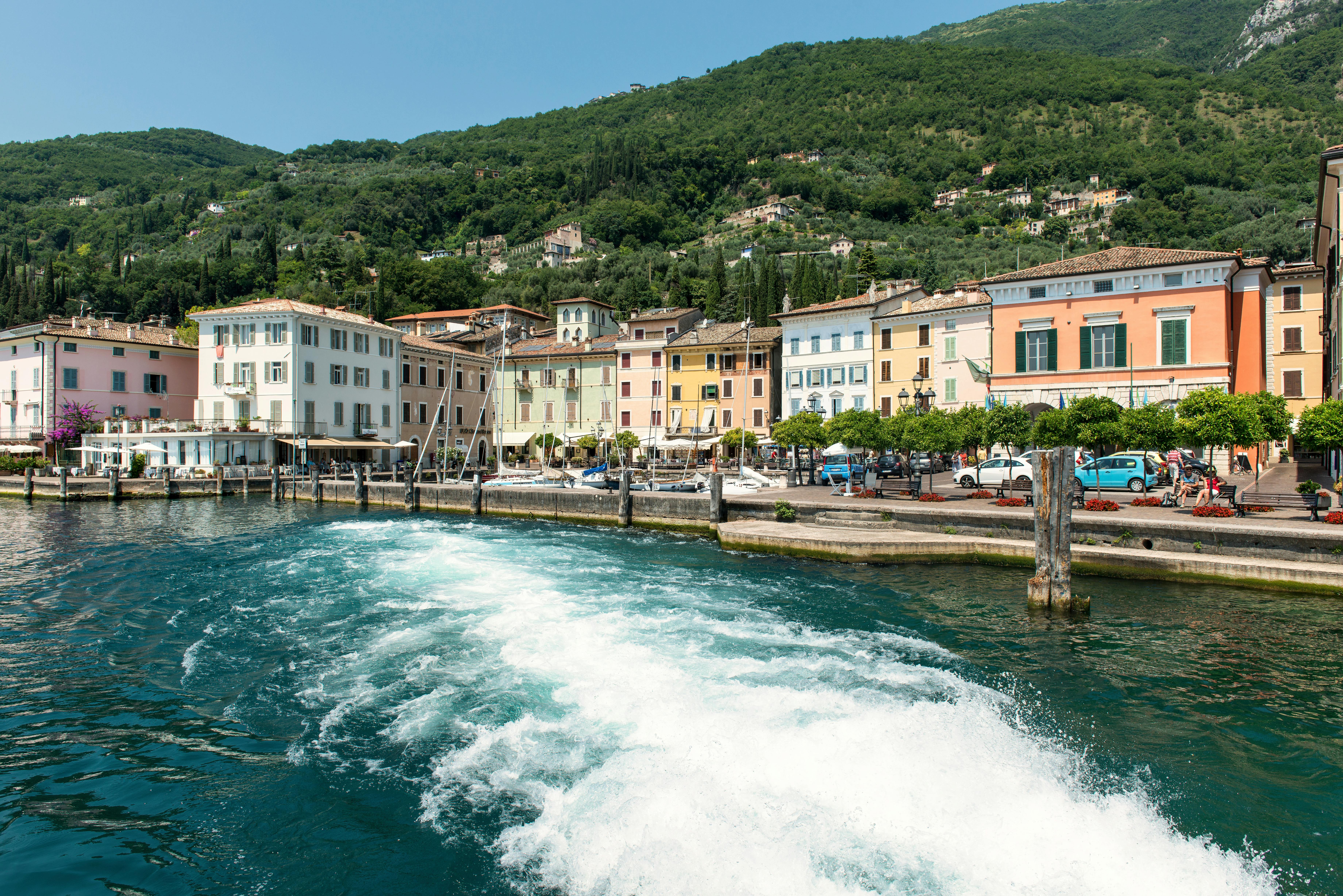 Безкоштовне Чарівне італійське село на березі озера Гарда з барвистими будівлями та пишними пагорбами. стокове фото