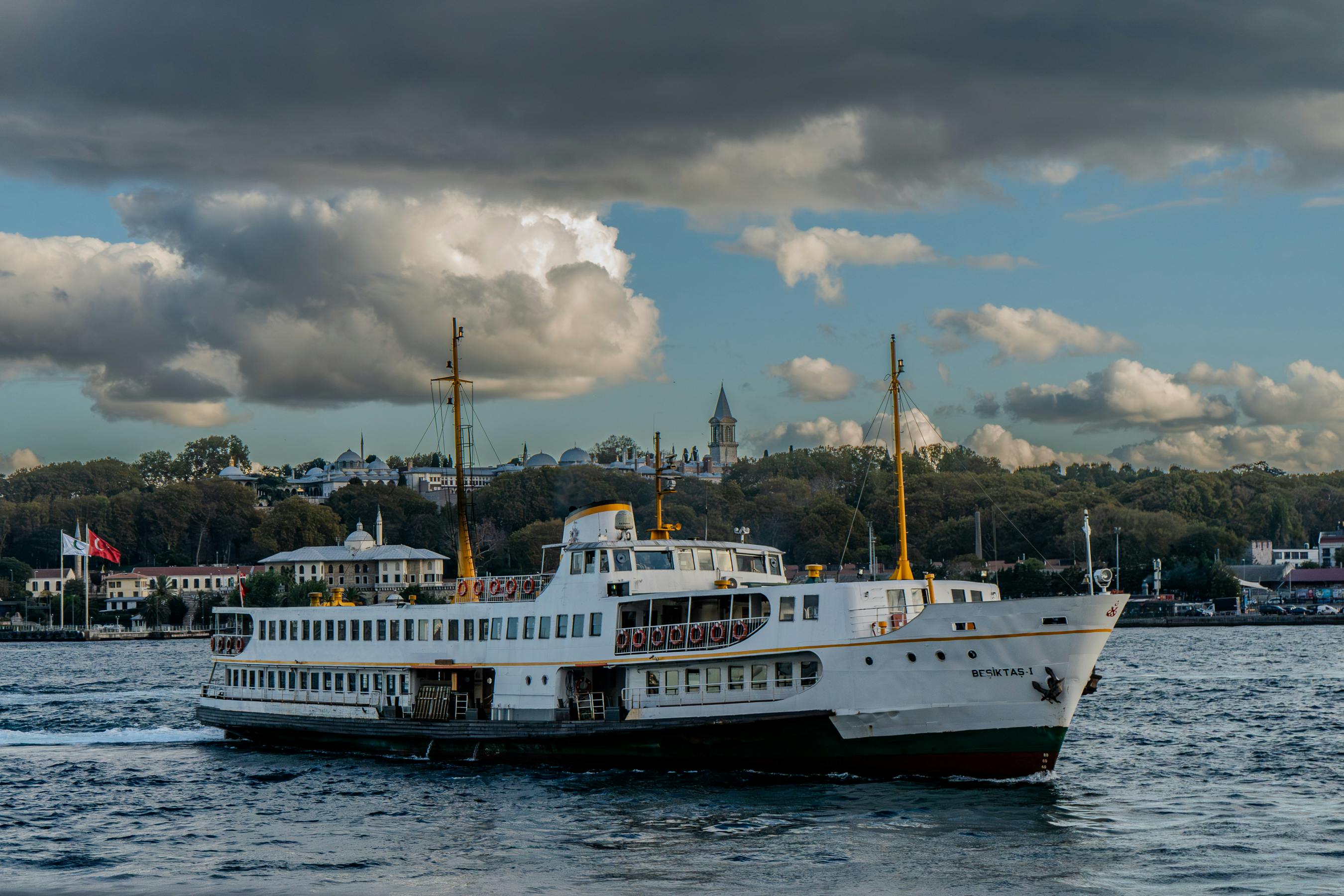 Безкоштовне Пором курсує через Босфор на тлі культового силуету Стамбула та його визначних пам'яток. стокове фото