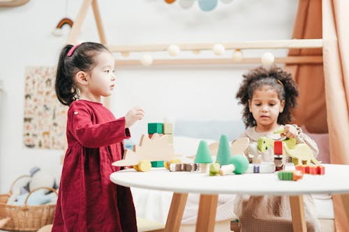 Zwei Kinder, Die Ein Hölzernes Spielzeug Spielen