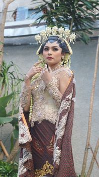 Young woman in traditional Indonesian attire, showcasing cultural heritage in an outdoor setting. - Fotografer Sidoarjo