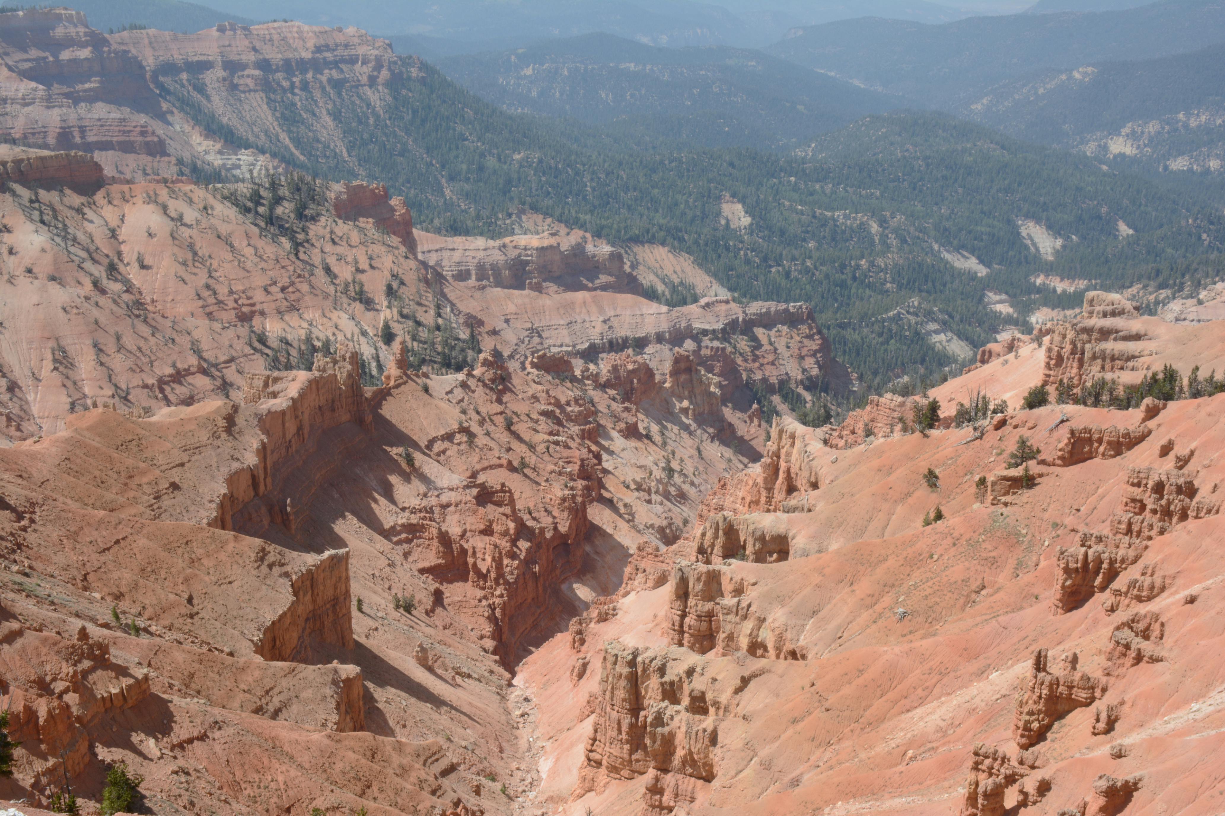 ฟรี ภาพทิวทัศน์อันน่าทึ่งของหุบเขาหินสีแดงในไบรอันเฮด รัฐยูทาห์ ที่แสดงให้เห็นถึงภูมิทัศน์อันเป็นเอกลักษณ์ คลังภาพถ่าย