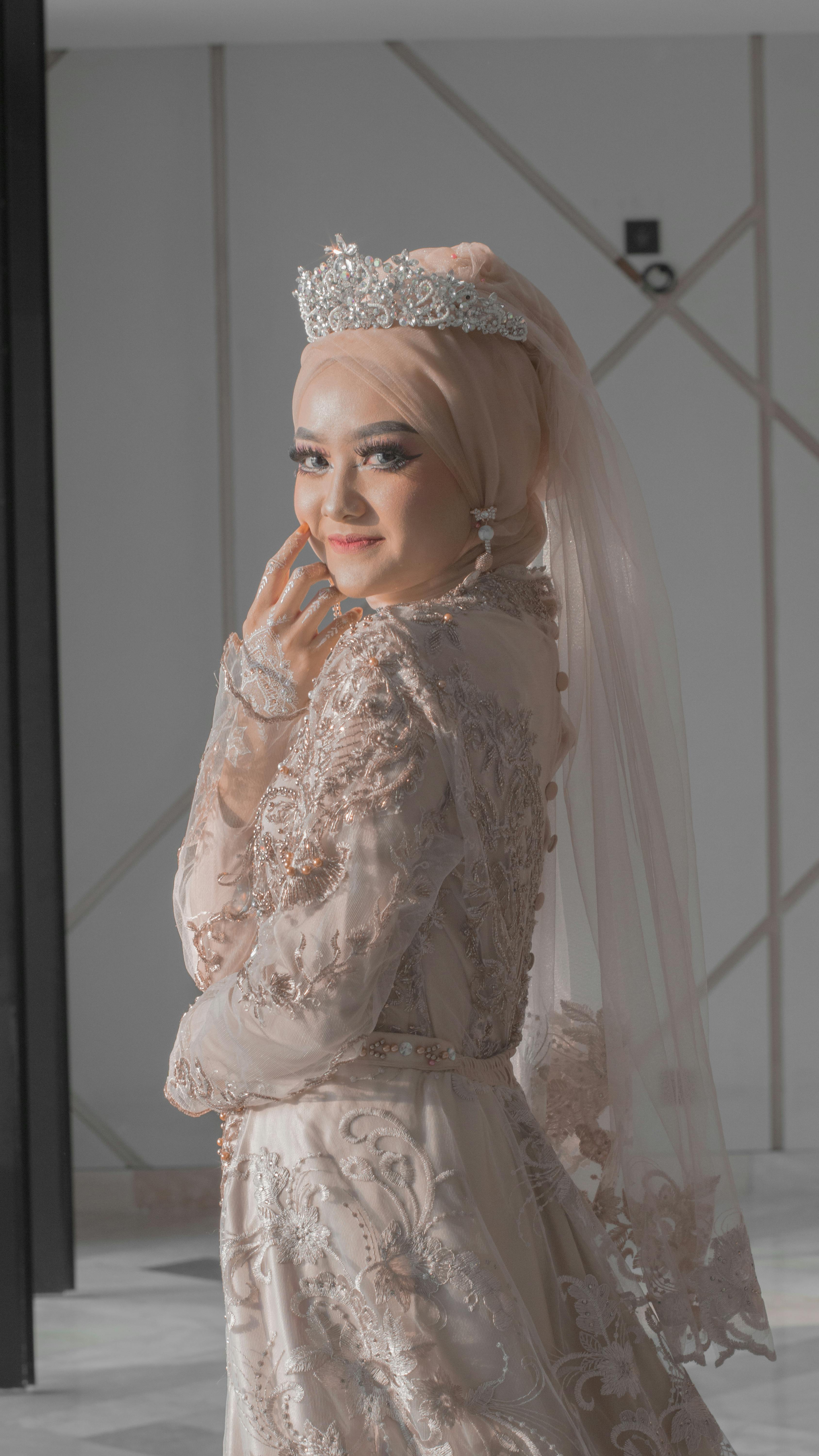Безкоштовне Елегантний портрет нареченої в детальному хіджабі та тіарі, що демонструє витончений стиль. стокове фото