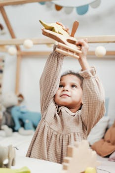 孩子们在室内快乐地玩着木制飞机，散发着欢乐与纯真