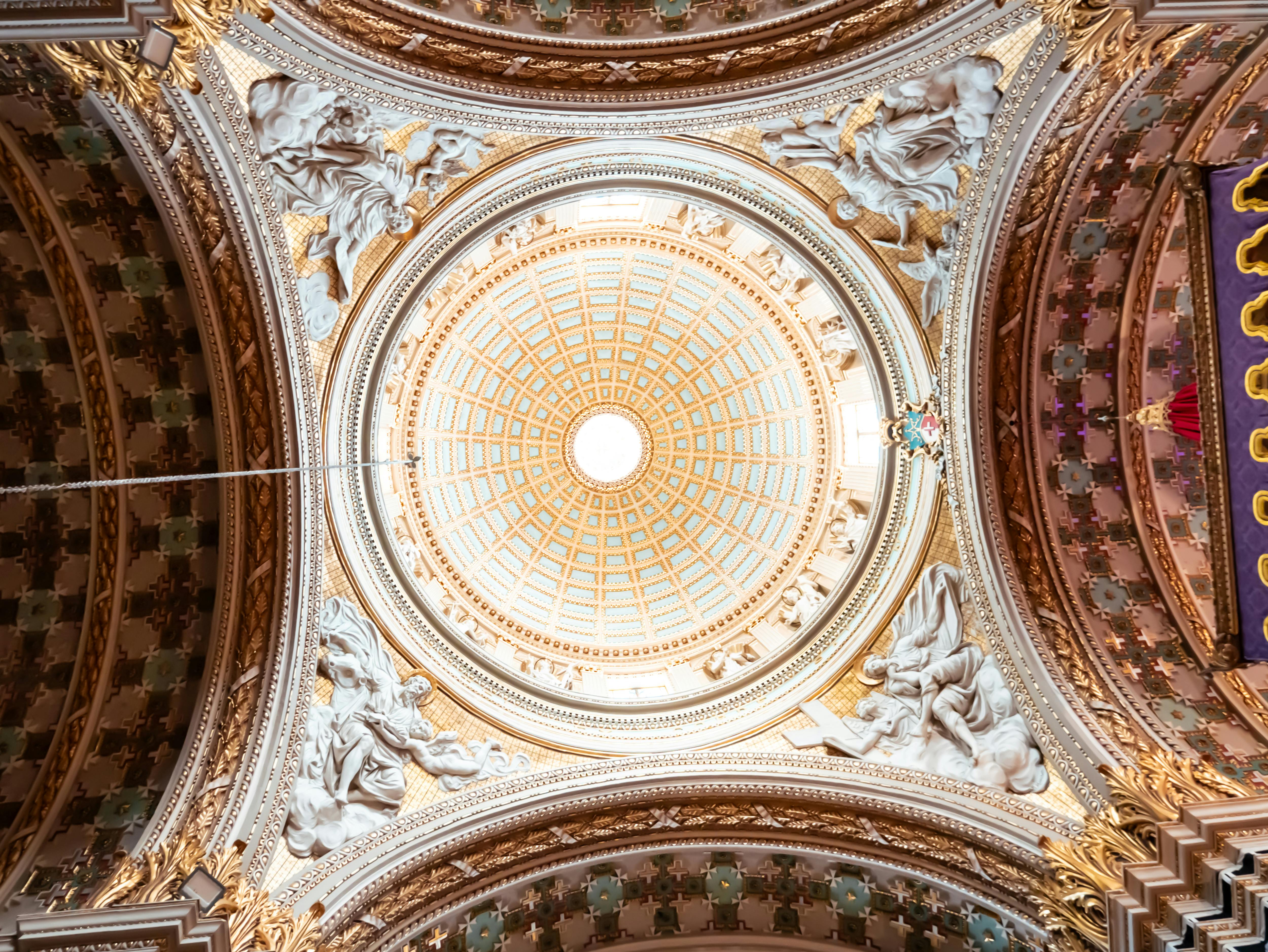 Безкоштовне Витончена купольна архітектура мальтійської базиліки, що демонструє вишуканий дизайн та класичне мистецтво знизу. стокове фото