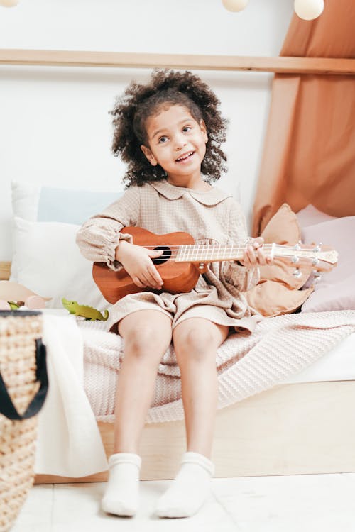 бесплатная Фотография девушки, играющей на укулеле Стоковое фото
