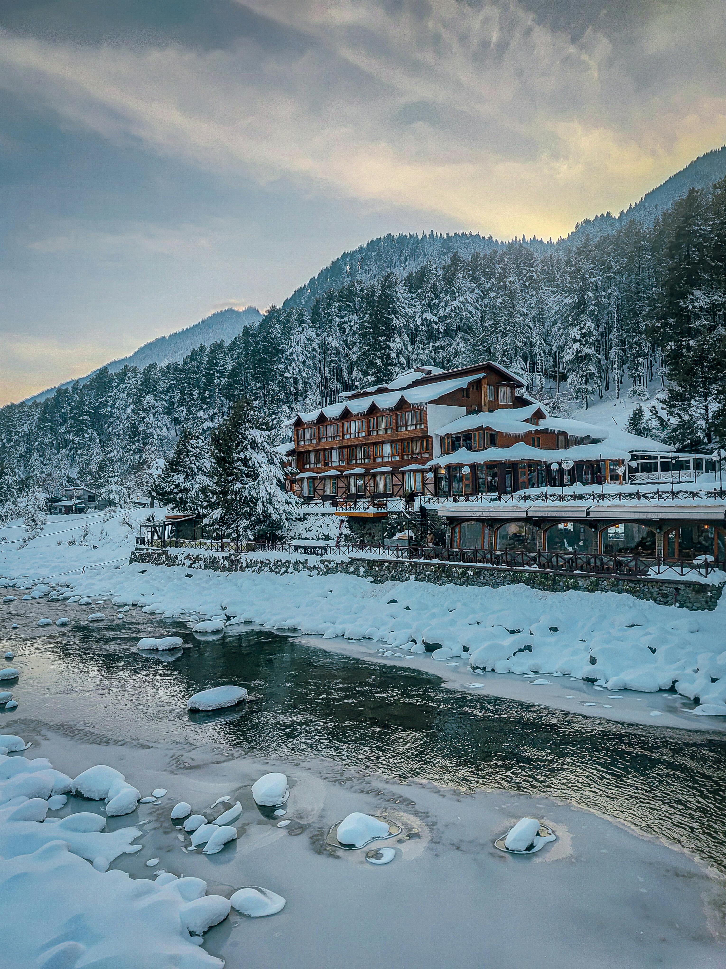 免費 帕哈爾甘的雪景如畫，河畔度假村也十分迷人。 圖庫相片