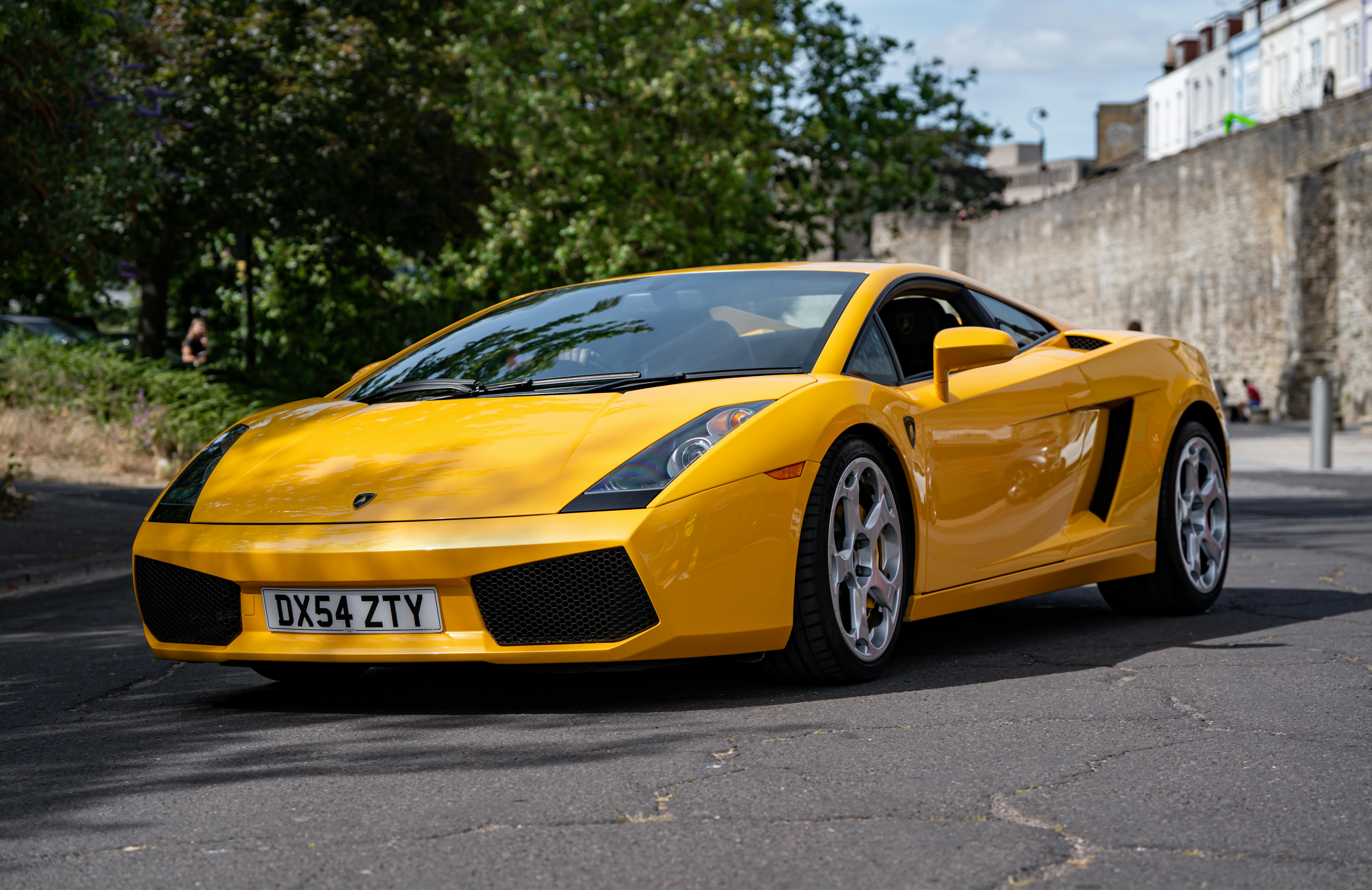 Безкоштовне Елегантний жовтий спортивний автомобіль, припаркований на вулиці в Саутгемптоні, Англія, демонструє розкіш та швидкість. стокове фото