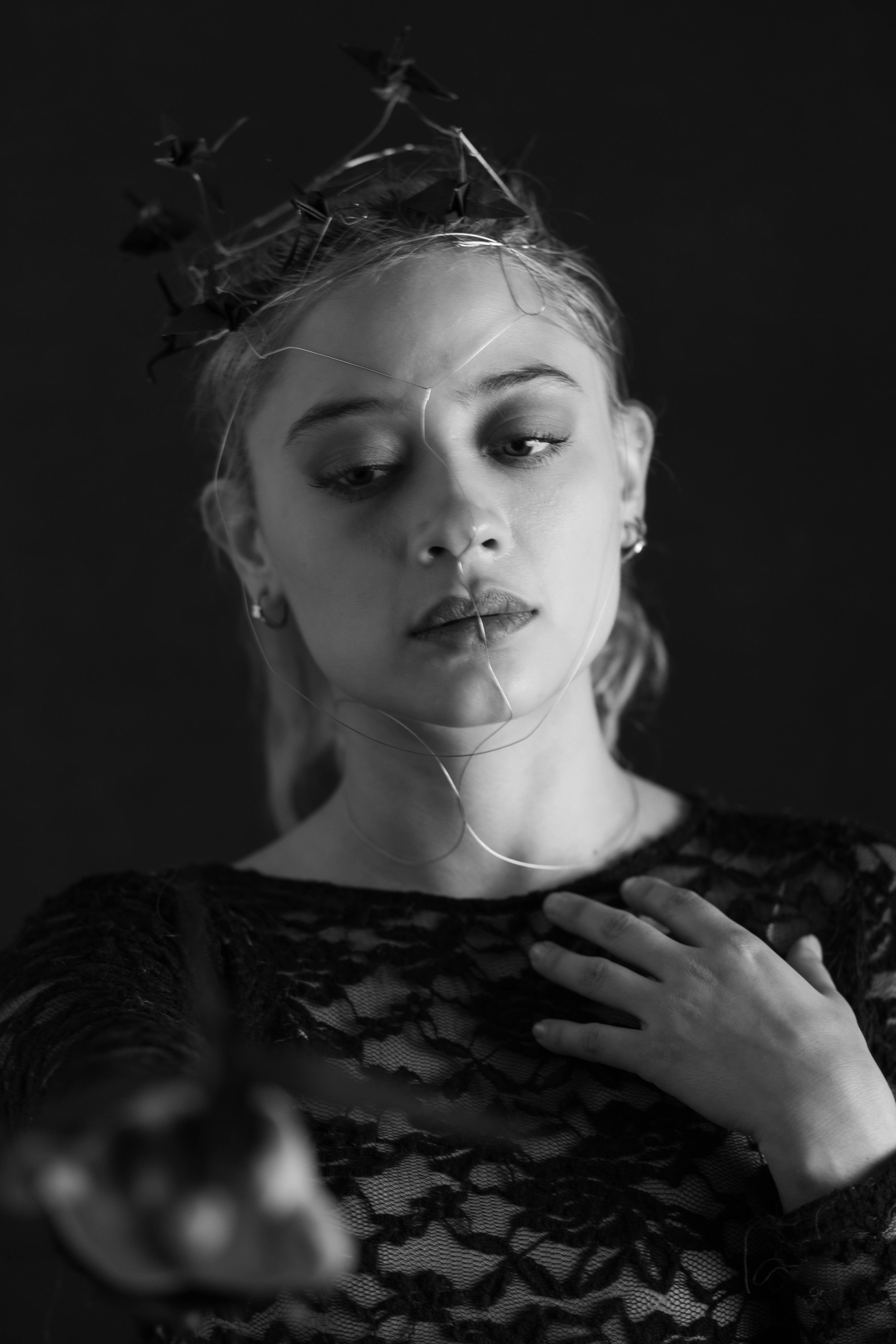 Zadarmo Umelecký čiernobiely portrét ženy s drôtenou maskou a origami čelenkou. Fotka z fotobanky