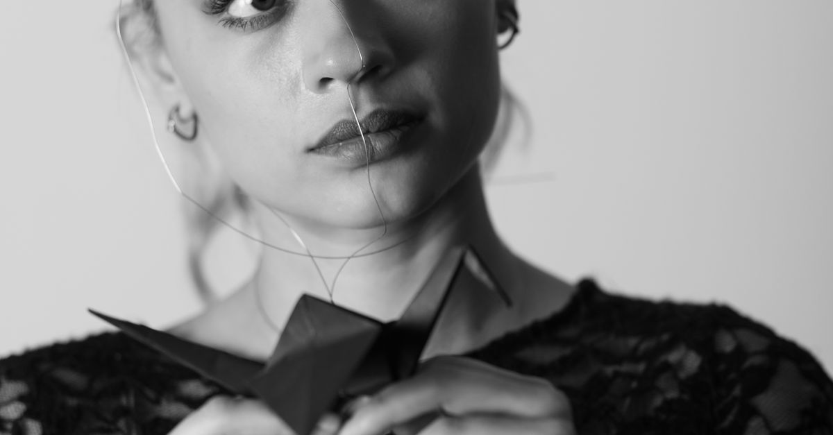 Wire Orgami Portrait of Woman with Origami and Wire Art · Free Stock Photo