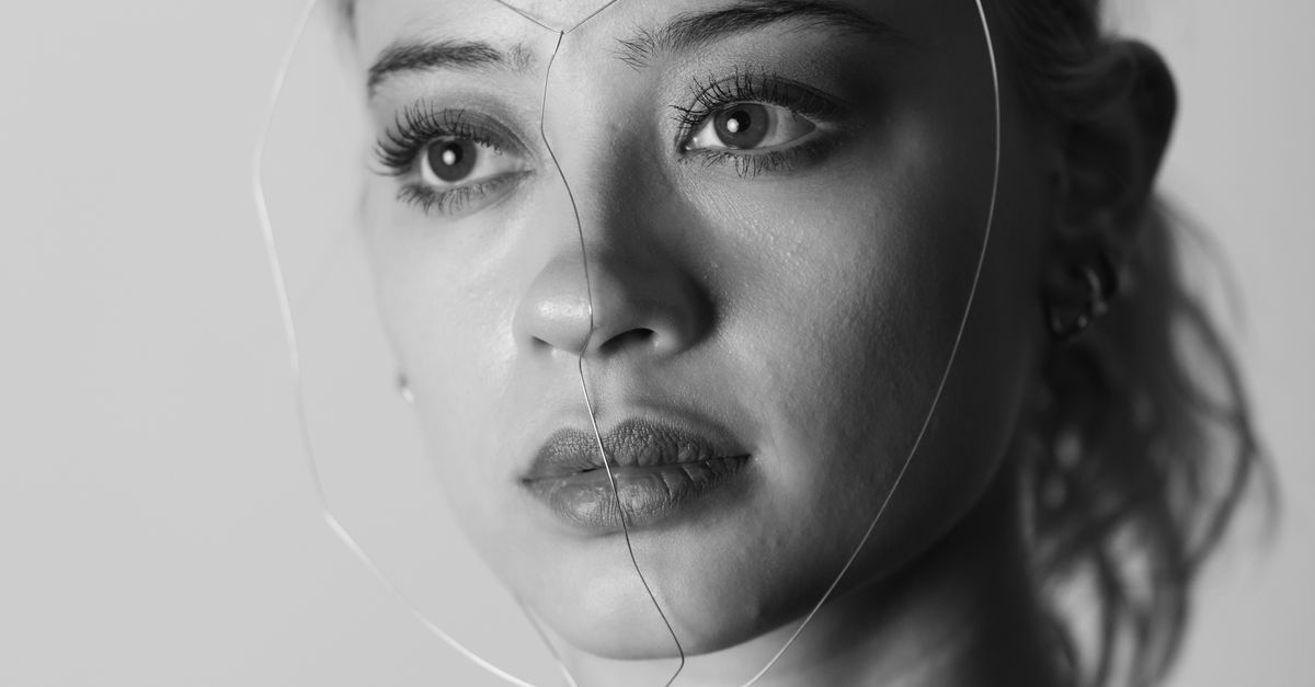 Wire Orgami Artistic Portrait with Origami and Wire Art · Free Stock Photo