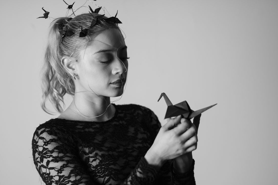 Wire Orgami Black and White Portrait with Wire Origami Art · Free Stock Photo