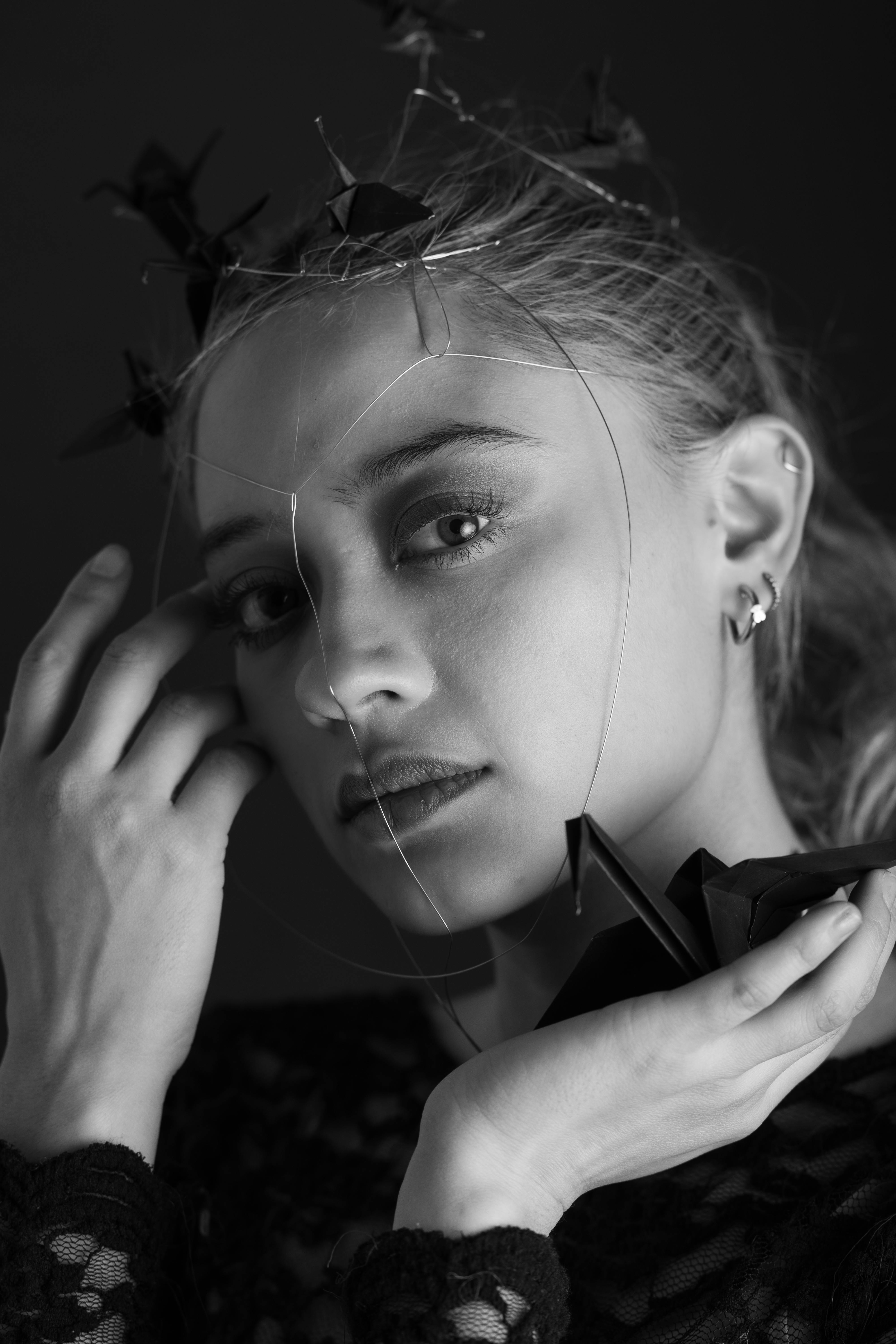 ingyenes Fekete-fehér portré egy nőről drótrajzokkal és origamival, kontrasztos esztétikát árasztva. Stockfotó