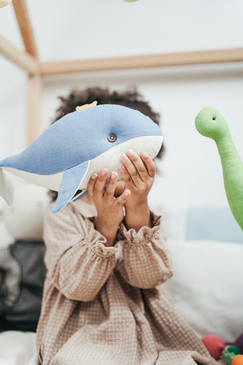 Девушка держит кита мягкую игрушку