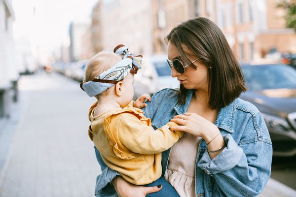 Bébé dort bien à la crèche mais pas à la maison : pourquoi ?