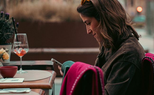 Online dating: starting a conversation on a niche platform