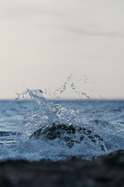 Fotomural Captura dinámica de olas golpeando rocas en la costa del Mar Báltico en Rostock, Alemania.