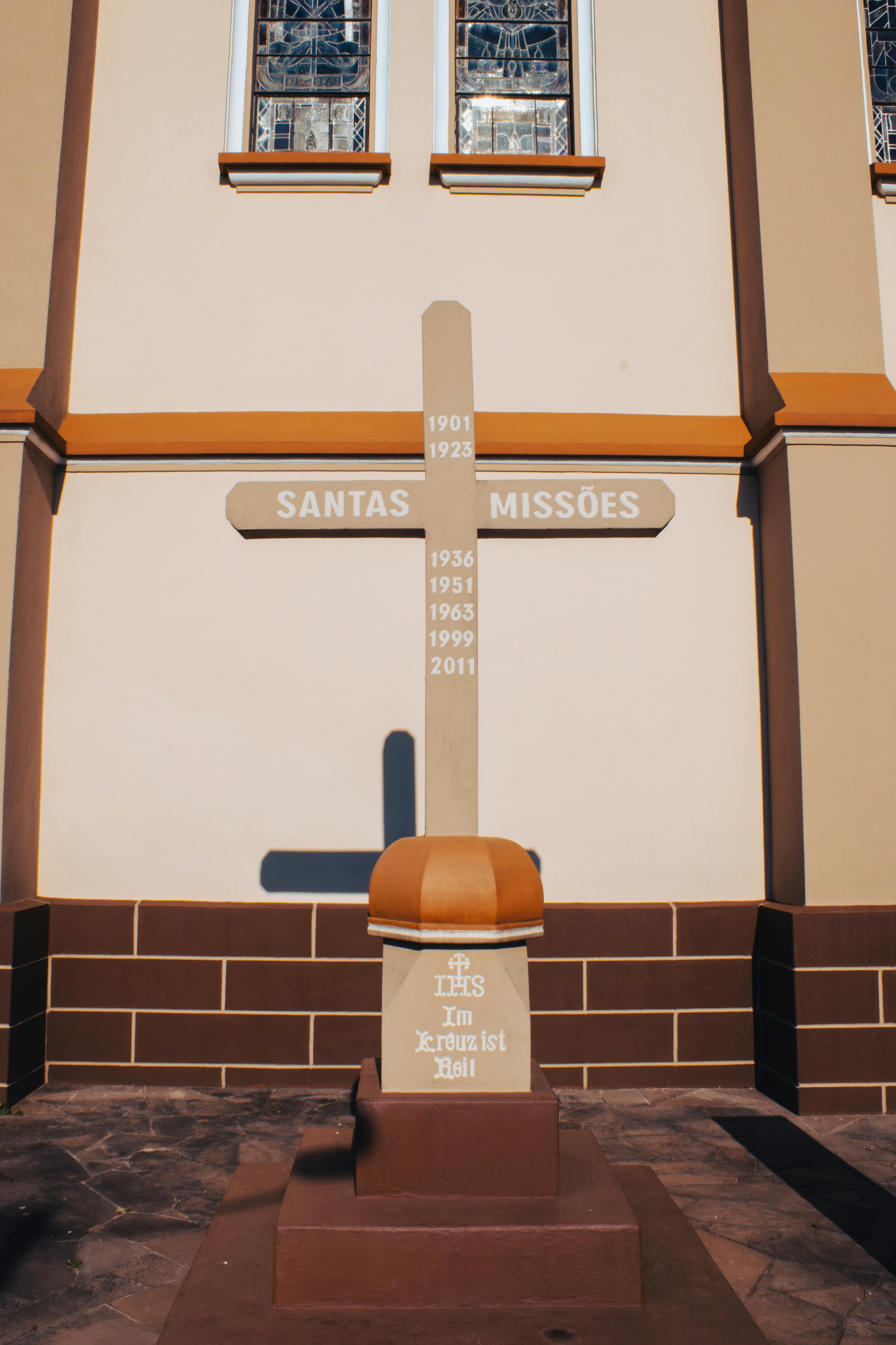 Безкоштовне Монументальний хрест перед церквою у Фелізі, Ріу-Гранді-ду-Сул, Бразилія. стокове фото