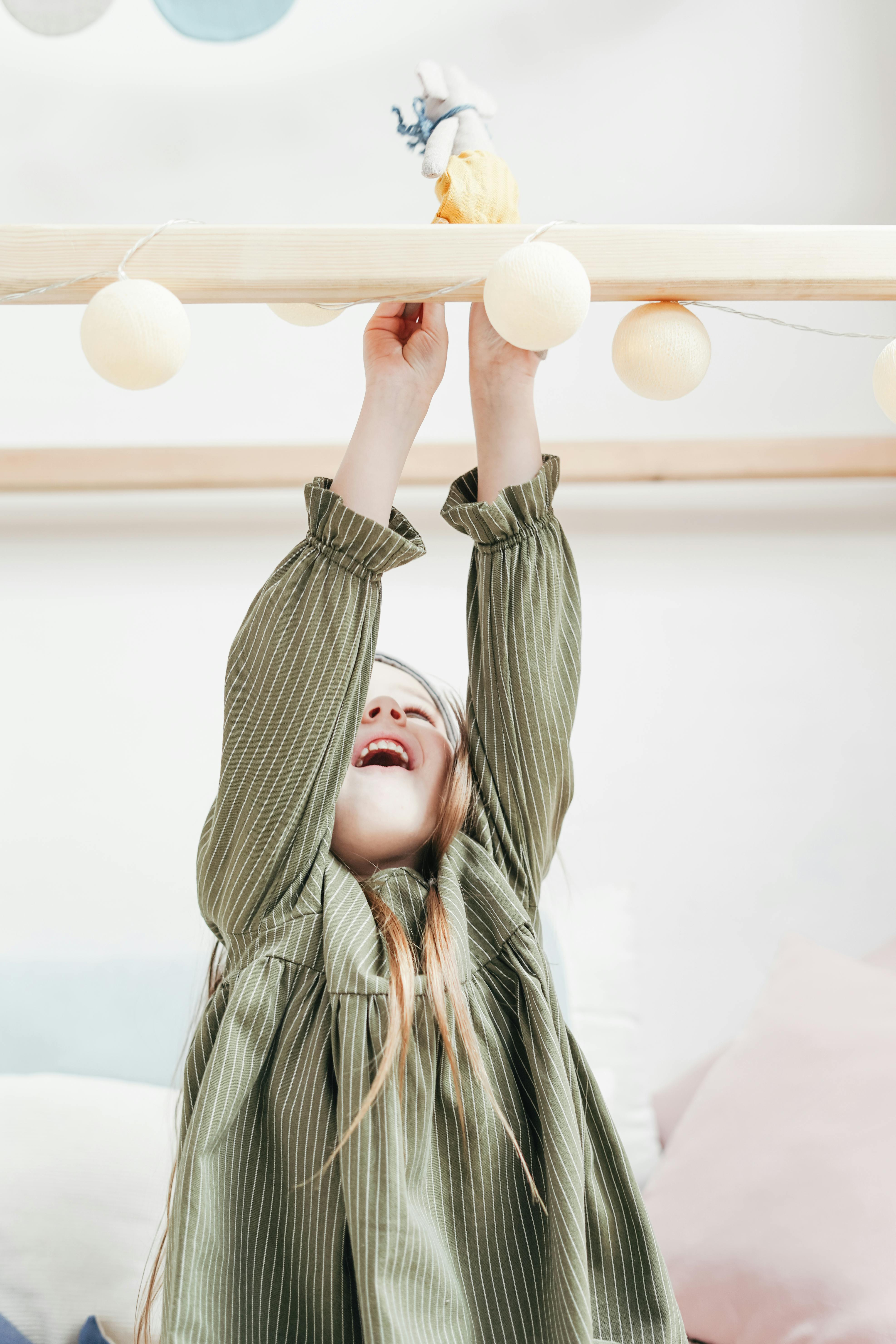 免費 一個穿著綠色的裙子，白色的條紋的女孩 圖庫相片
