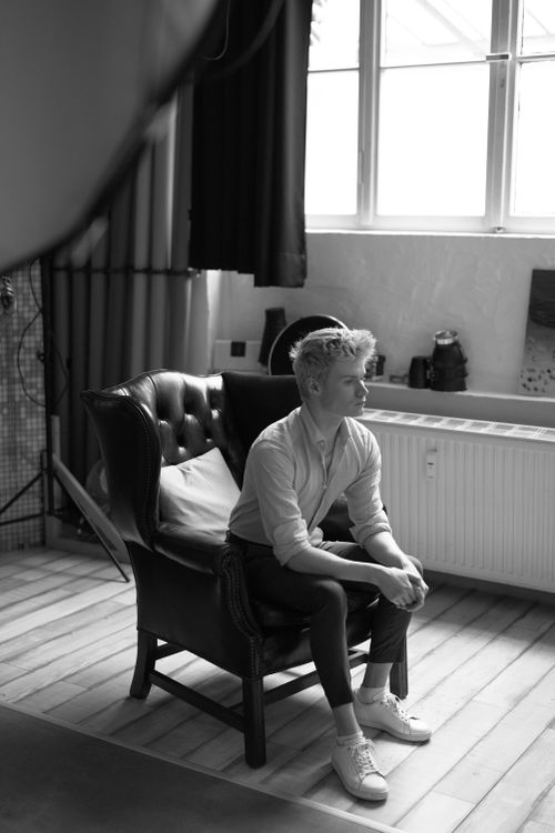 Free Black and white portrait of a seated person in a modern Düsseldorf loft. Stock Photo