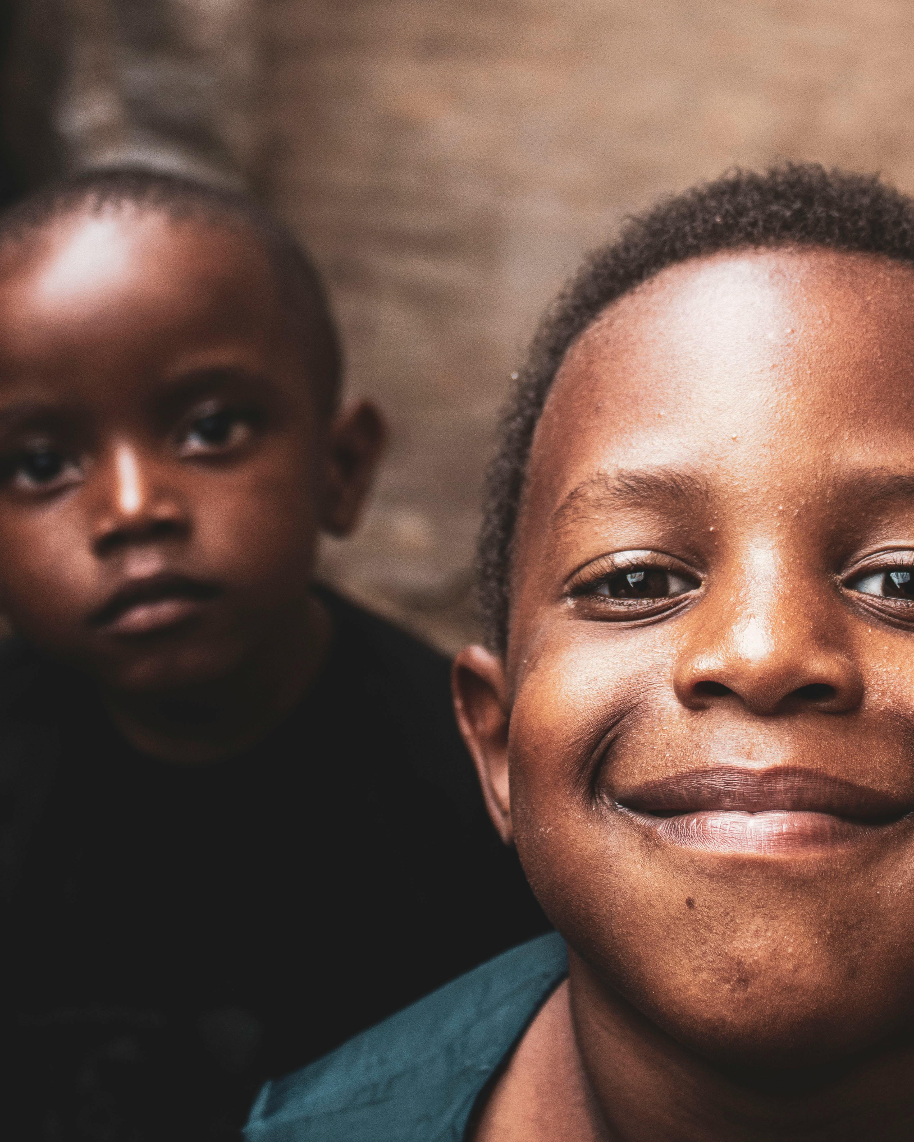 무료 키갈리에서 환하게 웃는 두 아이의 클로즈업 사진으로, 기쁨과 순수함이 담겨 있습니다. 스톡 사진