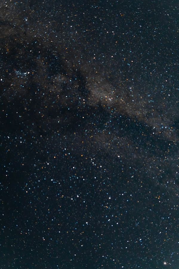 Uma vista deslumbrante do céu noturno estrelado, exibindo a galáxia da Via Láctea.