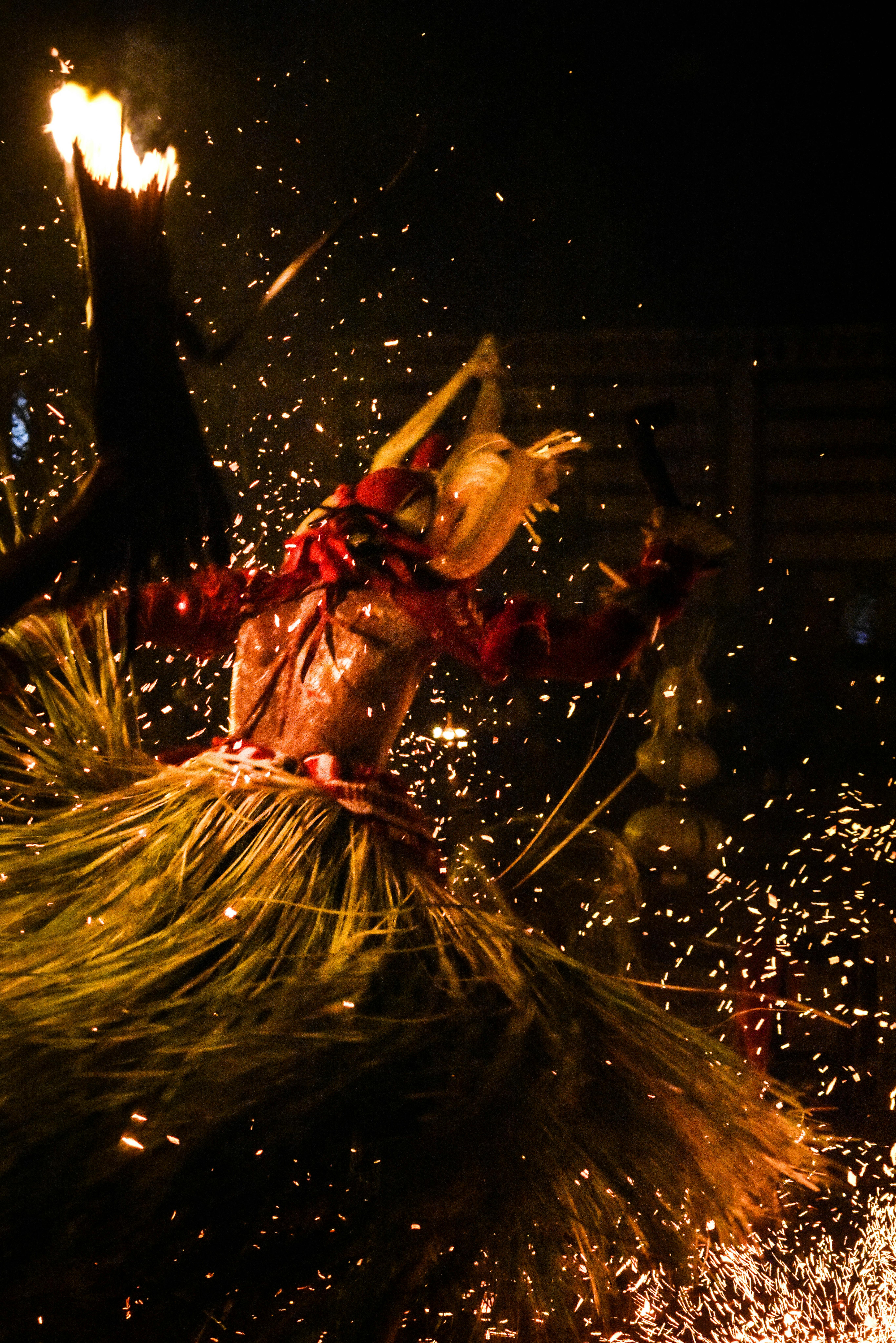무료 전통 의상과 불꽃이 어우러져 극적인 장면을 연출하는 매혹적인 테이얌 야간 공연. 스톡 사진