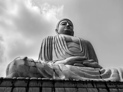 Photo En Niveaux De Gris De La Statue De Bouddha