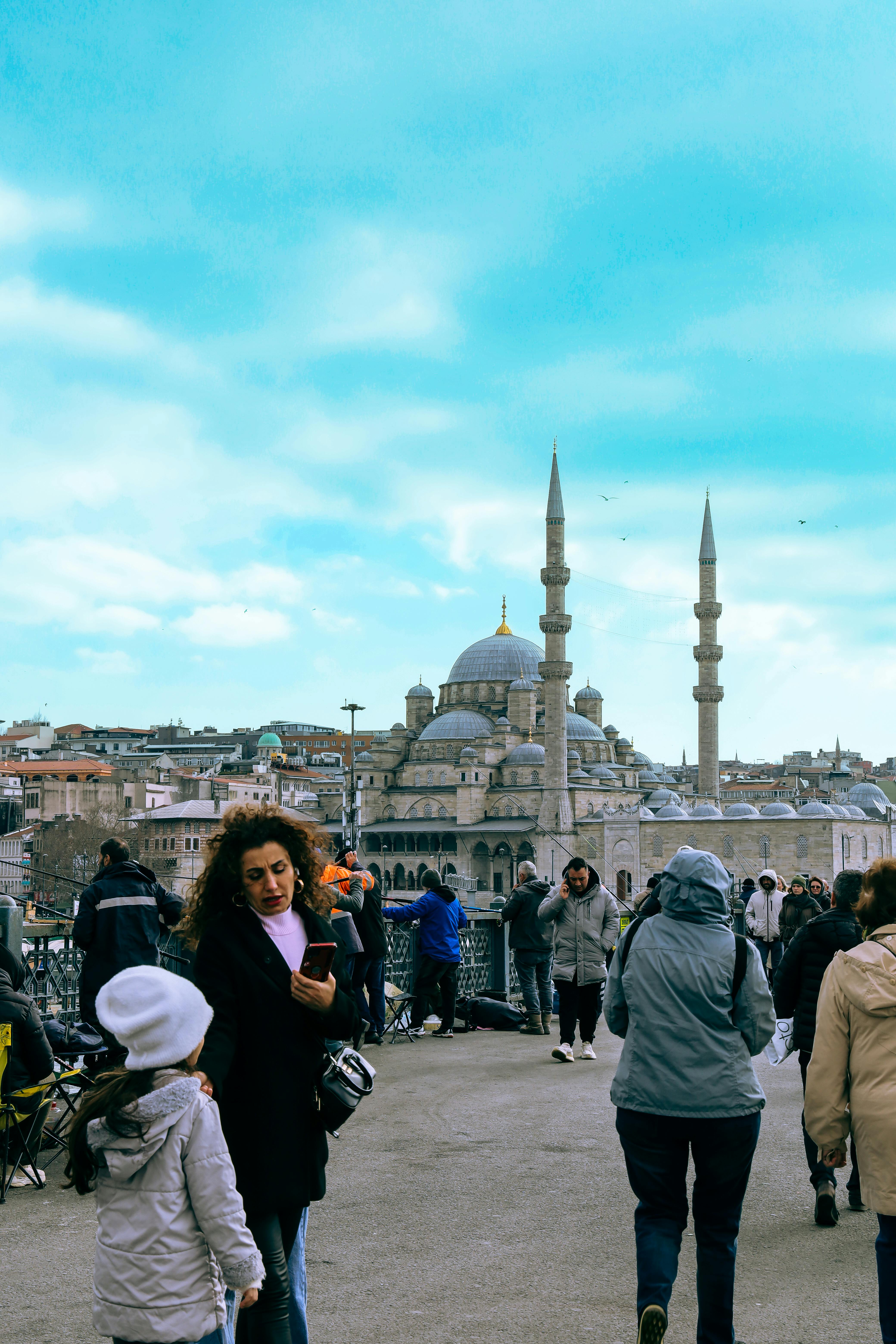 Безкоштовне Натовп людей біля мечеті в Стамбулі насолоджується жвавим днем ​​на свіжому повітрі. стокове фото