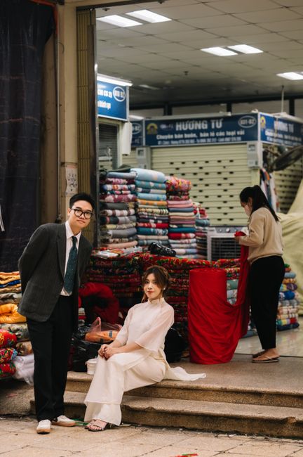 Khách hàng tại chợ truyền thống Việt Nam đang xem xét và đánh giá chất lượng sản phẩm trước khi mua
