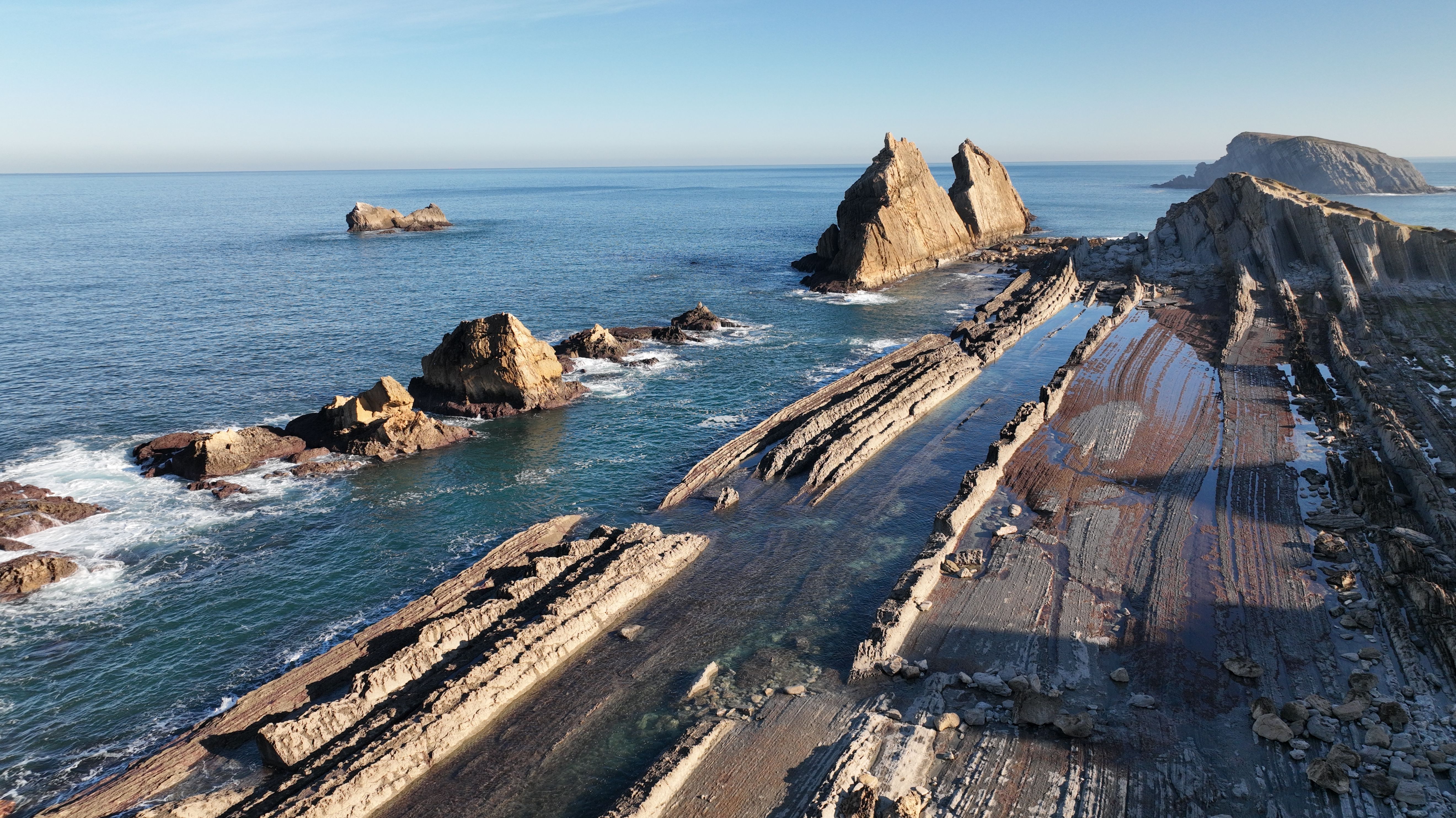 Vista Aérea De La Espectacular Costa Rocosa De Cantabria. · Foto de ...