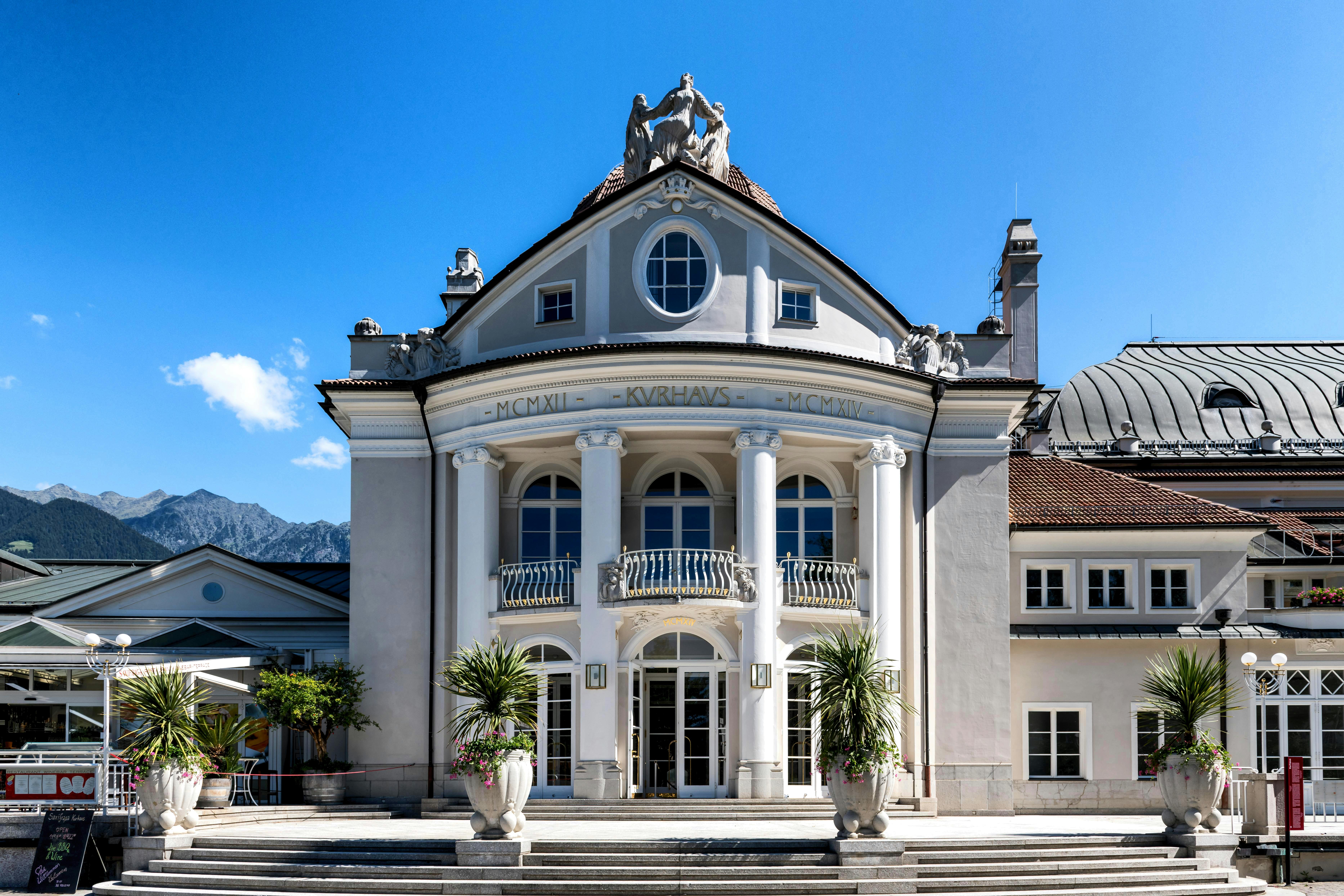 무료 이탈리아 트렌티노쥐트티롤 주 메란에 있는 역사적인 건물인 쿠어하우스의 아름다운 전경입니다. 고전 건축 양식이 돋보입니다. 스톡 사진