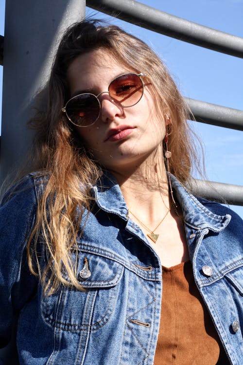 Femme En Veste En Jean Bleu Portant Des Lunettes De Soleil